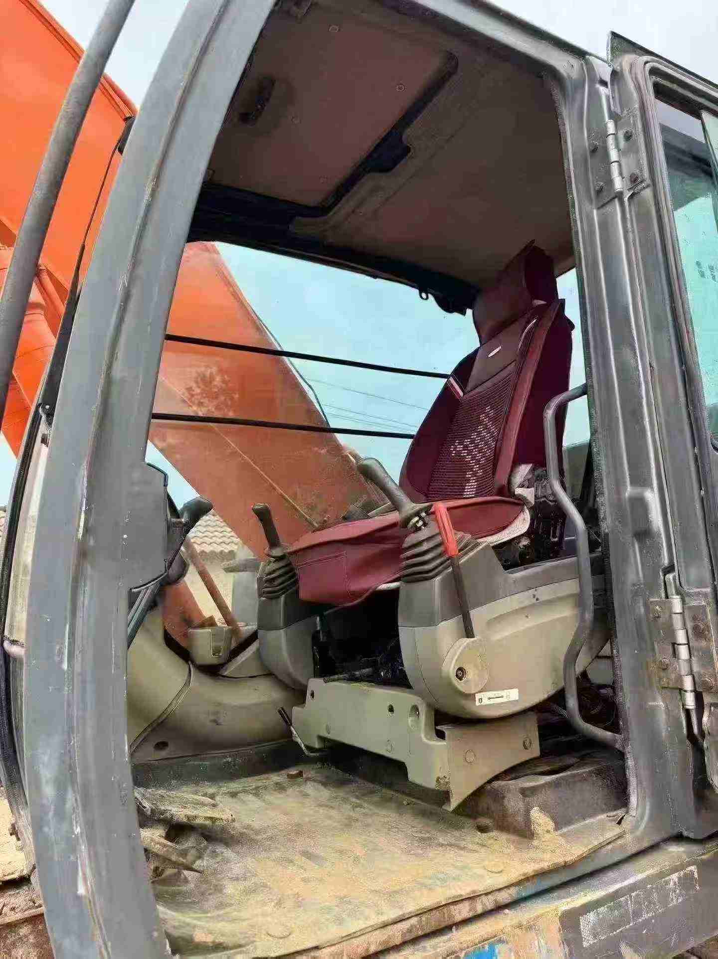 Buy Hitachi EX200-3 Used Excavator / 5 Buy Hitachi EX200-3 Used Excavator / 5