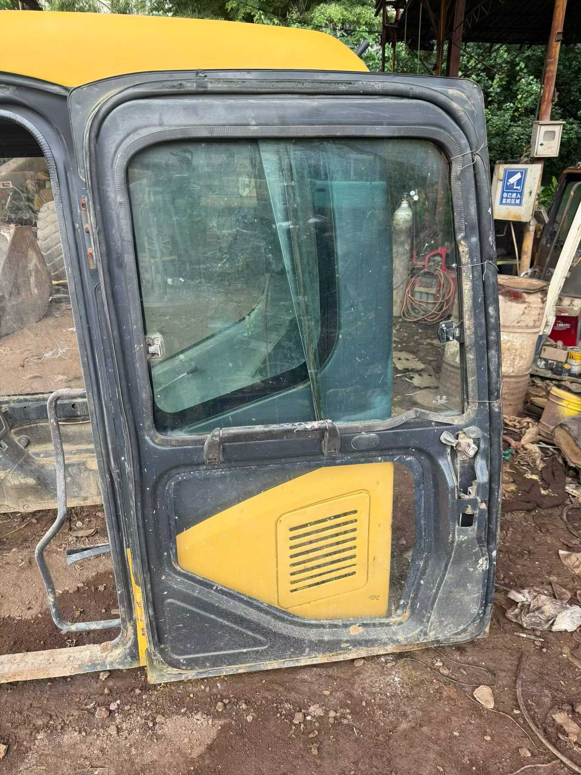Buy Komatsu PC200-7 Used Excavator / 6