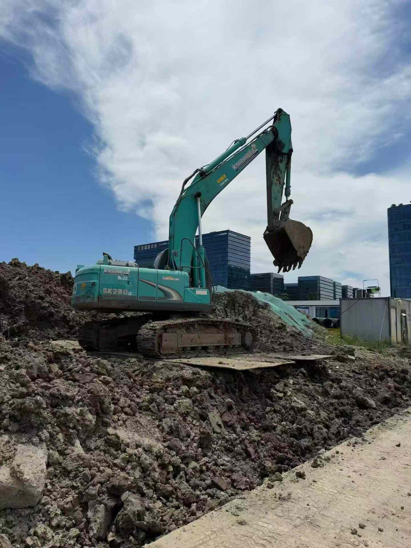 Buy Kobelco SK200-2 Used Excavator / 2 Buy Kobelco SK200-2 Used Excavator / 2