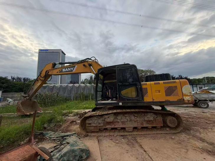 Buy Sany SY200C Used Excavator / 1