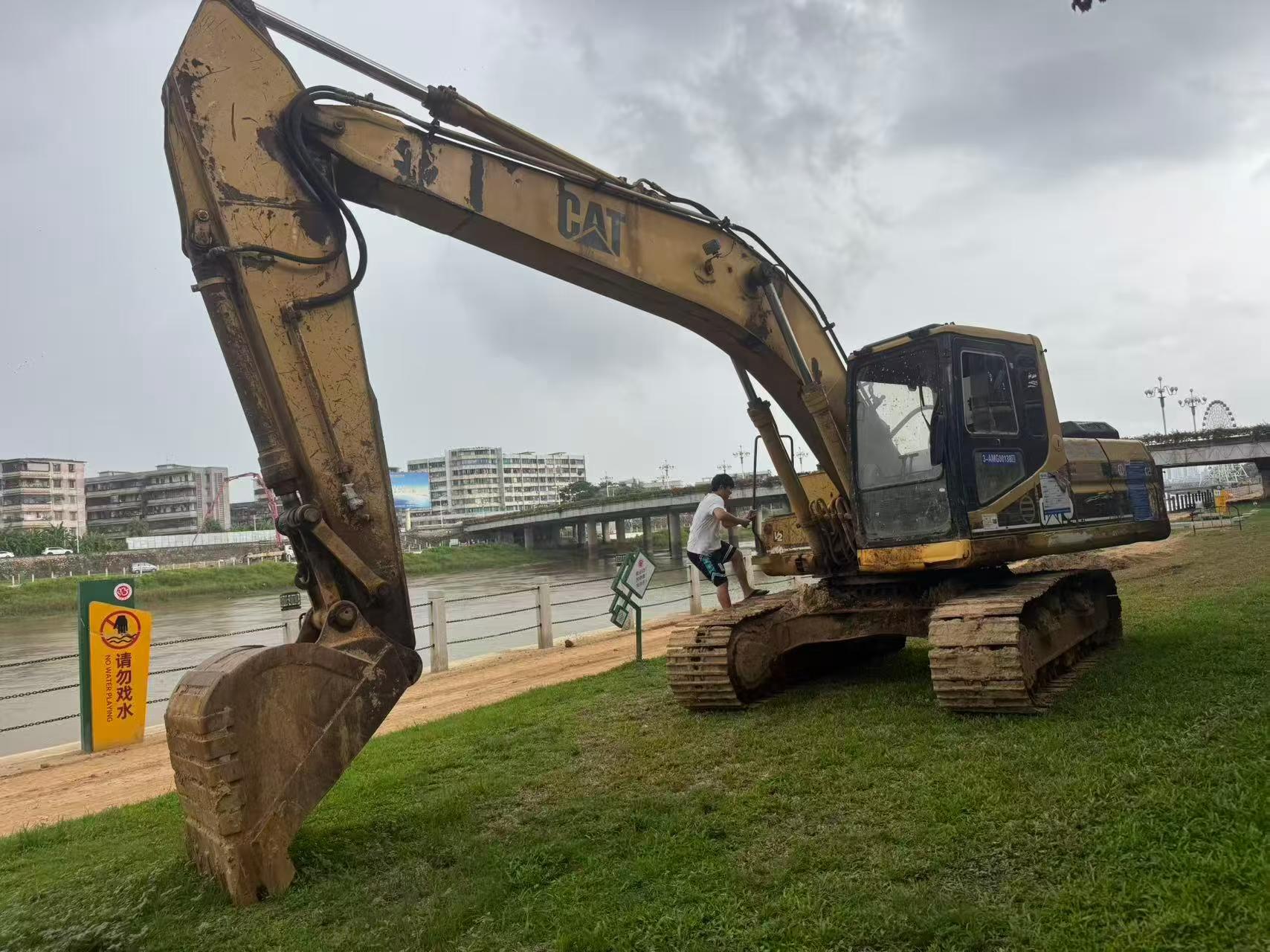 Buy Caterpillar 320V2 Used Excavator / 3