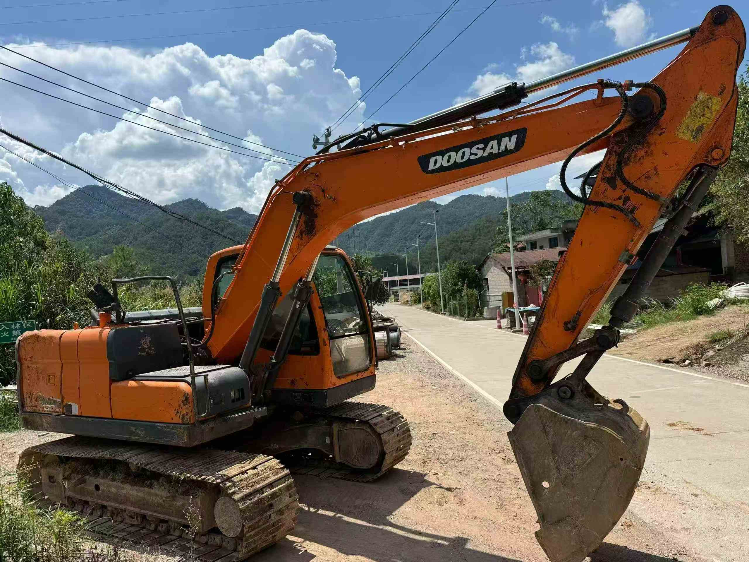 Buy Doosan S130W-3 Used Excavator / 2 Buy Doosan S130W-3 Used Excavator / 2