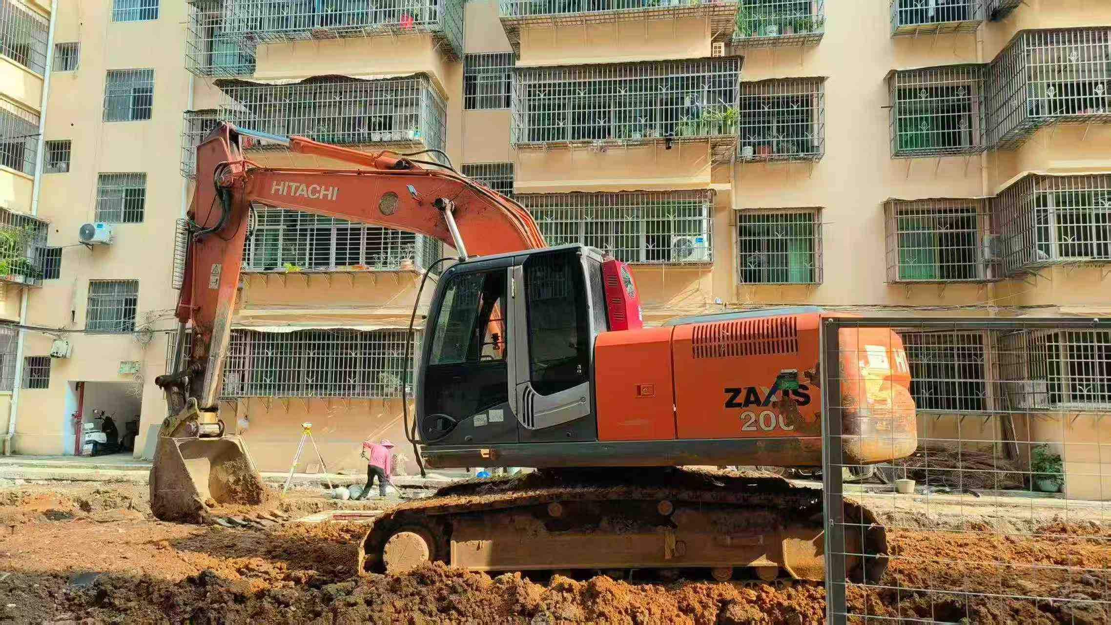 Compre Escavadeira Hitachi ZX200-3 Usada / 3