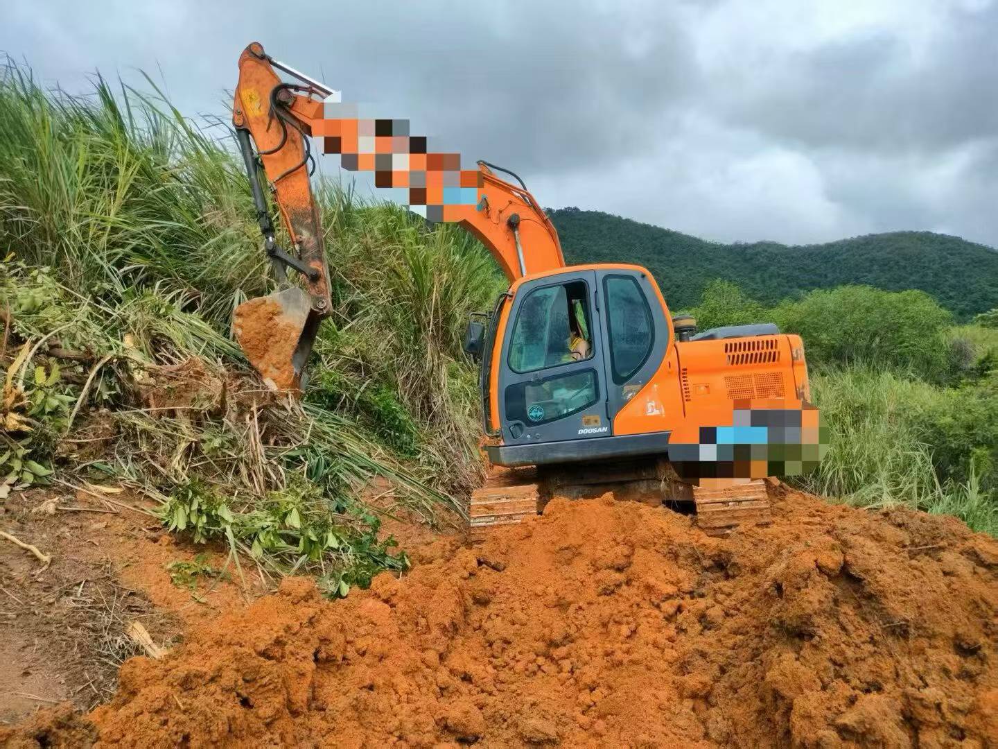 Compre Escavadeira Doosan S130W-3 Usada / 2 Compre Escavadeira Doosan S130W-3 Usada / 2