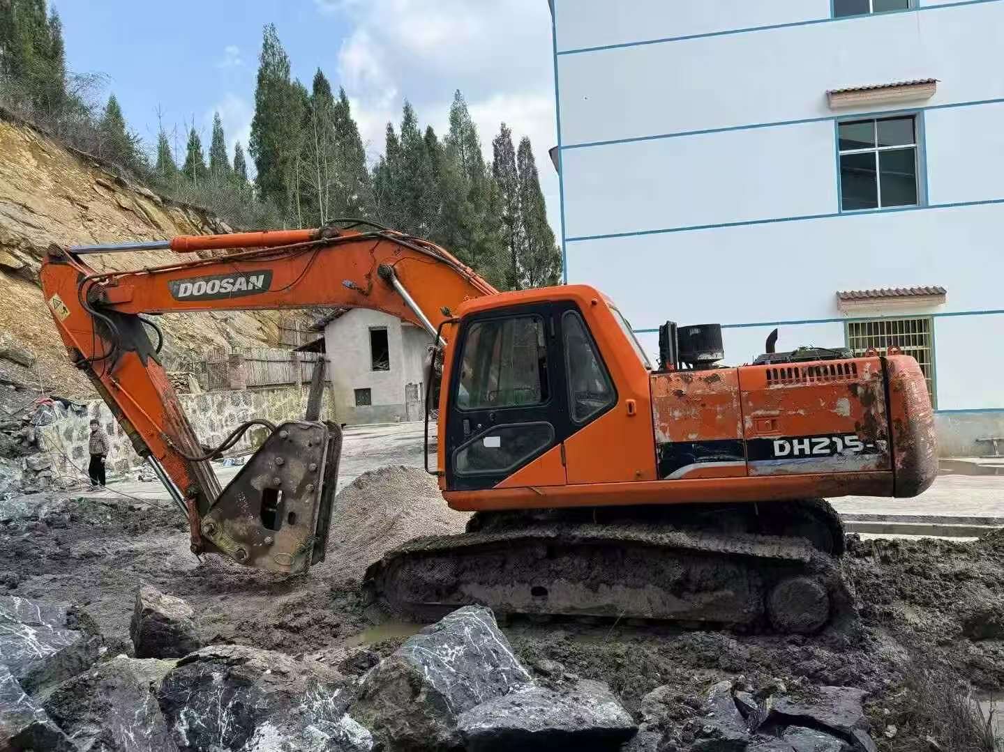 Compre Escavadeira Doosan DH215-7 Usada / 3 Compre Escavadeira Doosan DH215-7 Usada / 3