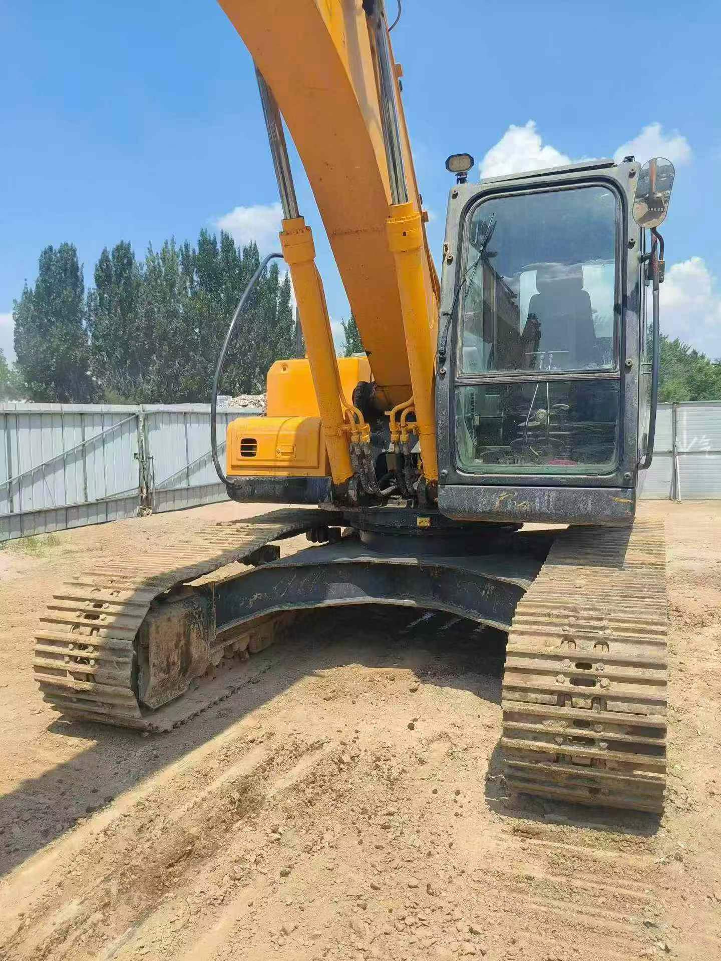 شراء حفارة Hyundai R225-7 مستعملة / 3