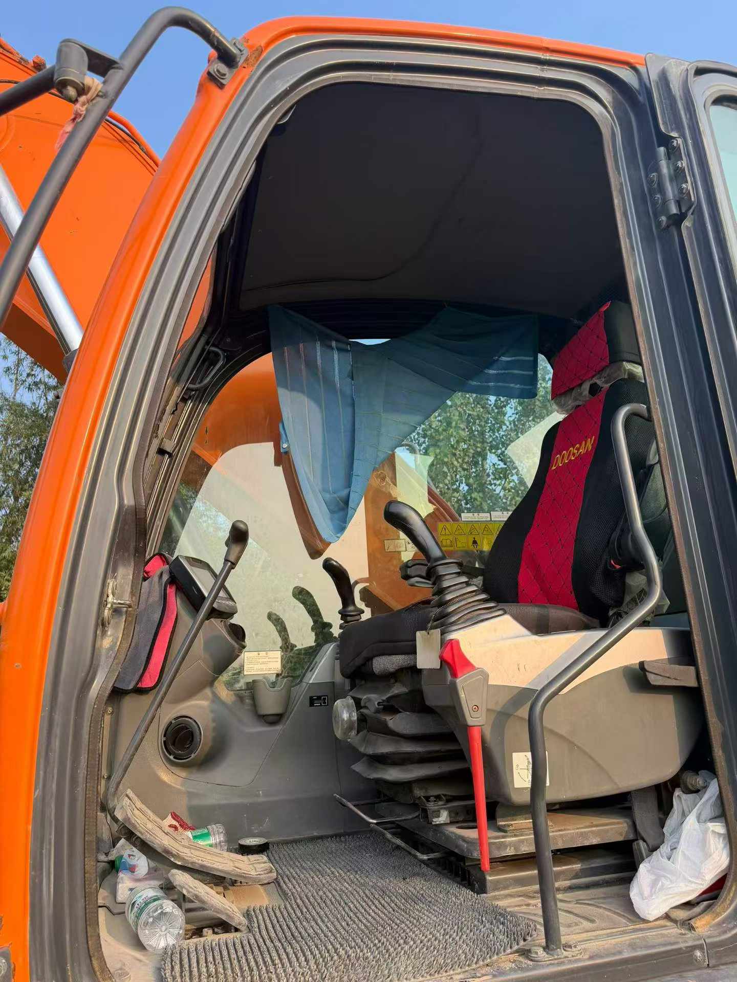 Купить Подержанный Экскаватор Doosan DH220-3 / 8 Купить Подержанный Экскаватор Doosan DH220-3 / 8