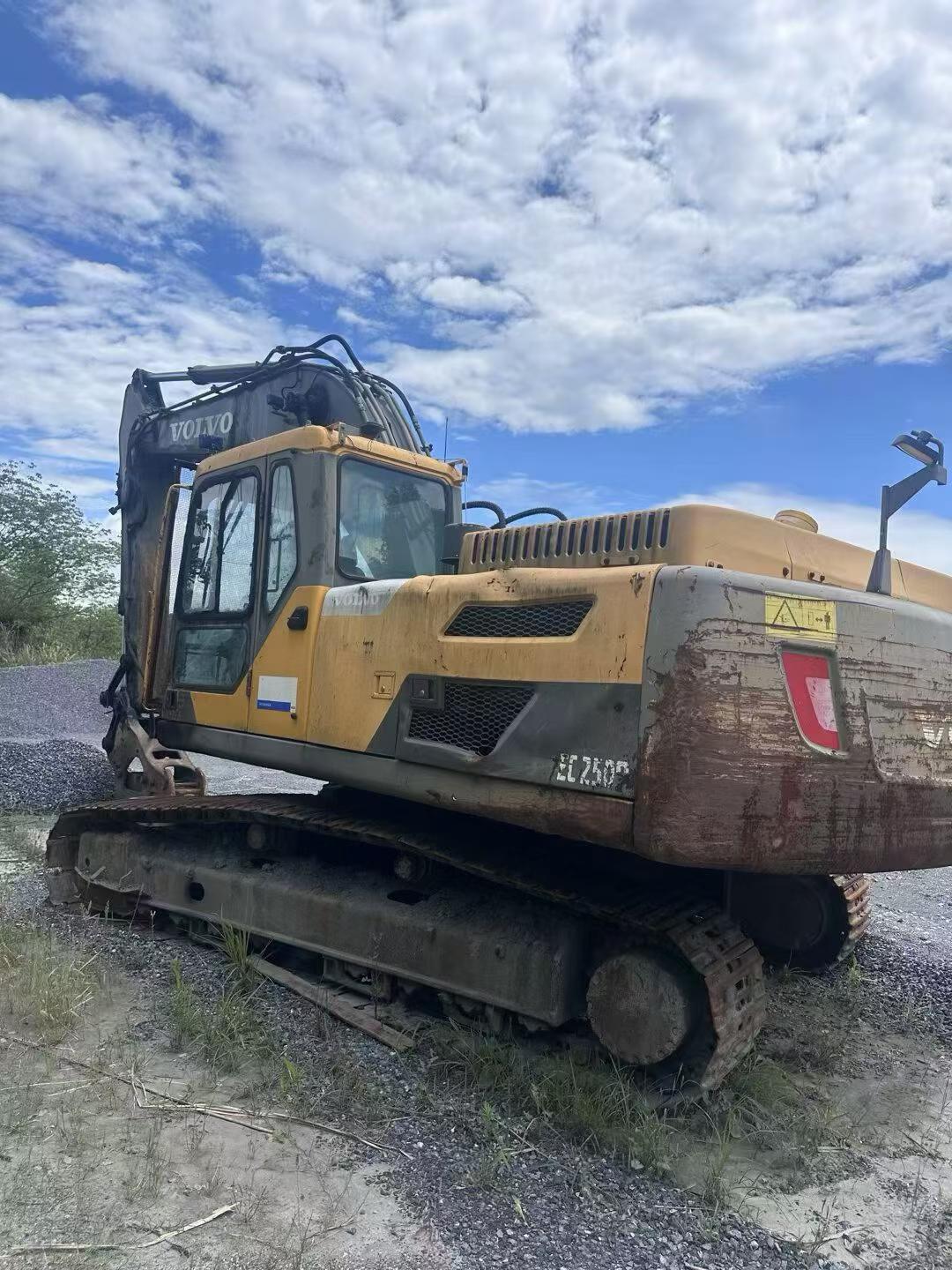 Buy Volvo L250G Used Excavator / 6