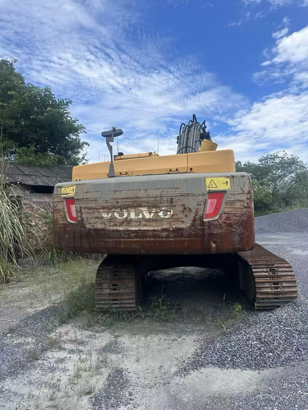 Buy Volvo L250G Used Excavator