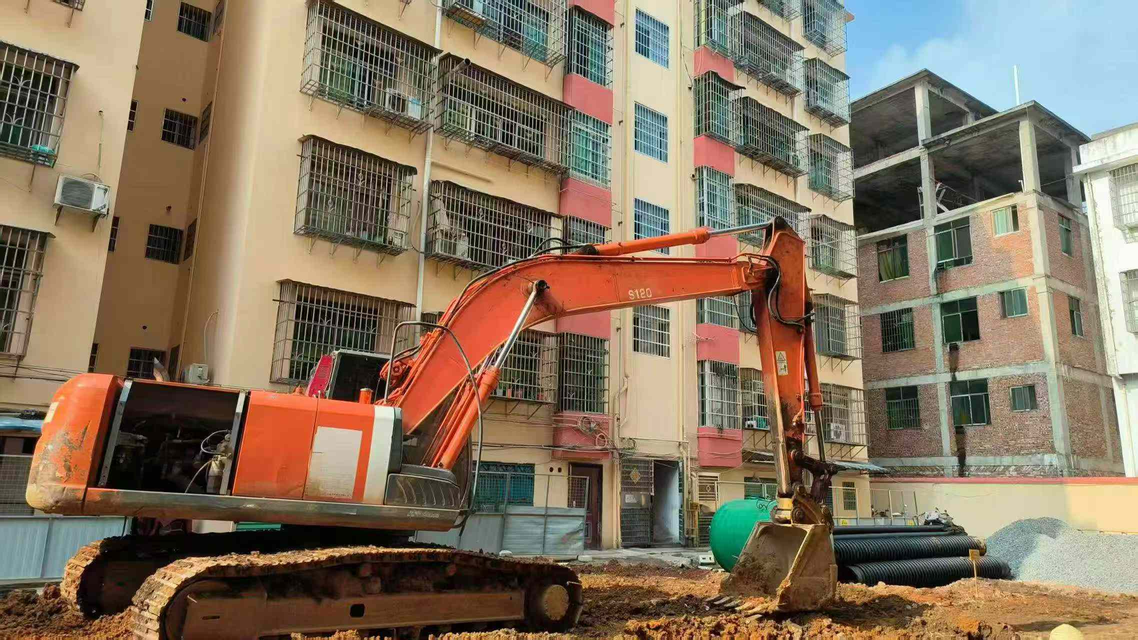 Compre Escavadeira Hitachi ZX200-3 Usada / 7