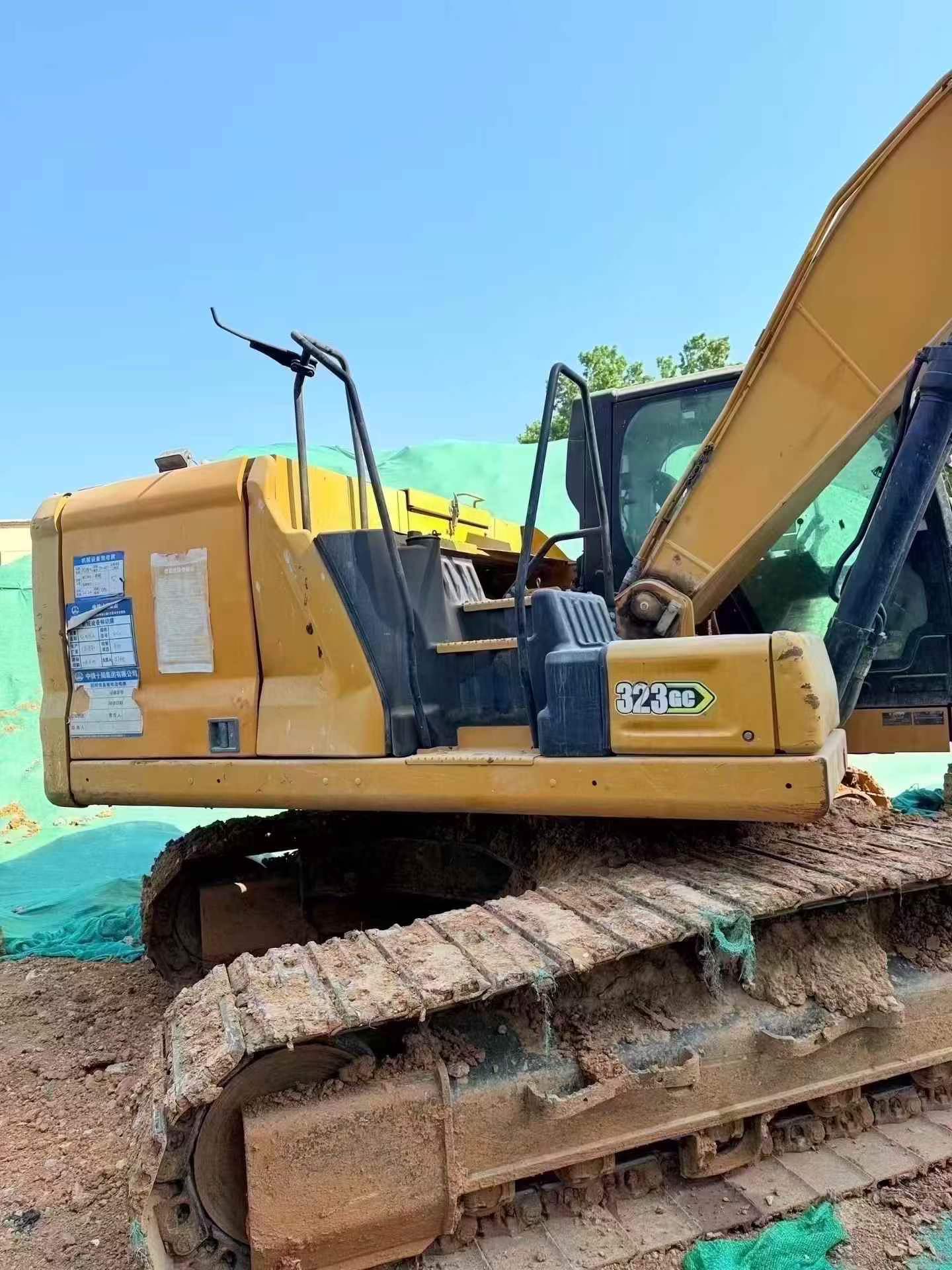 شراء حفارة Caterpillar 323 مستعملة / 2
