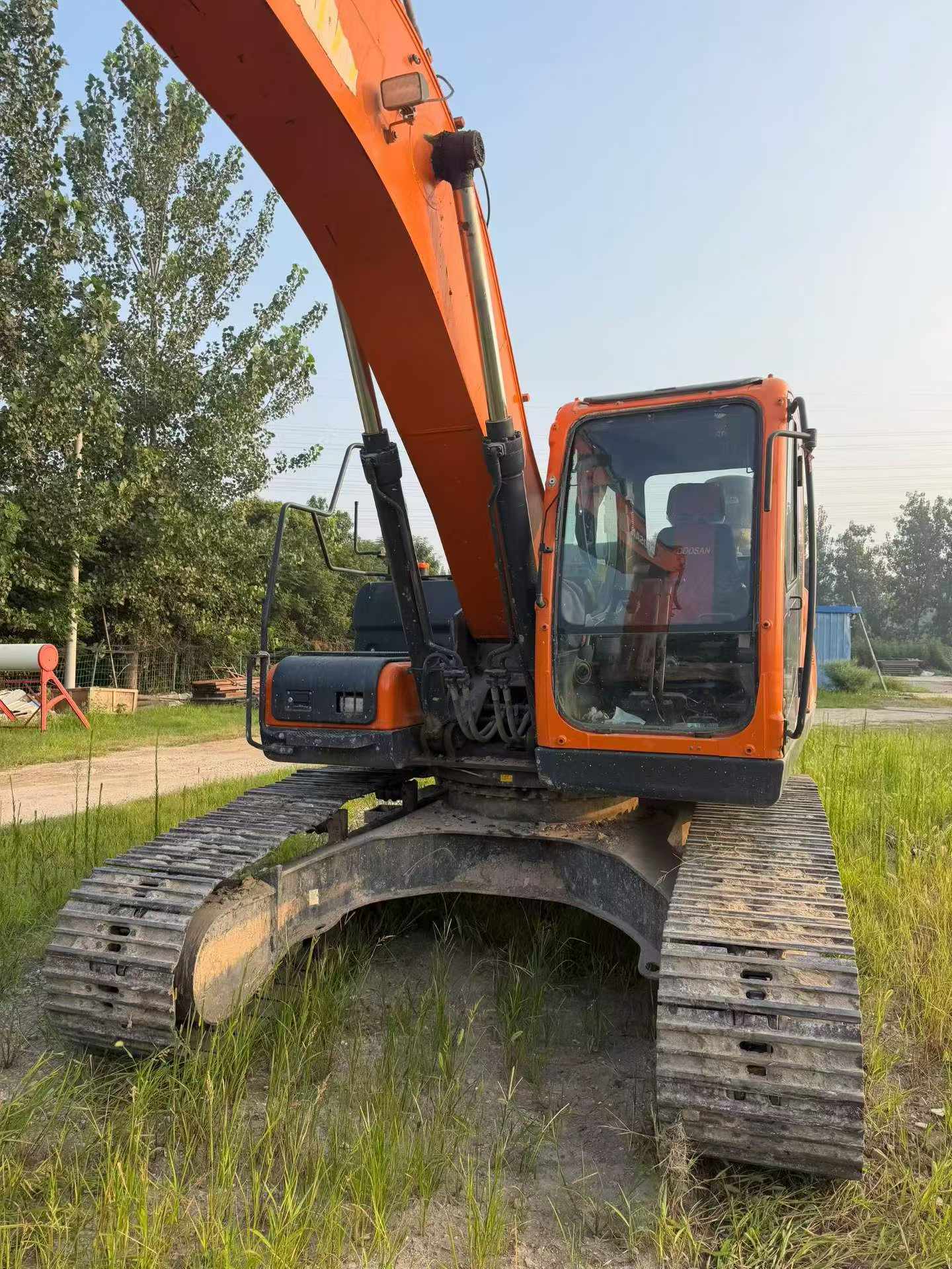 Купить Подержанный Экскаватор Doosan DH220-3 / 4 Купить Подержанный Экскаватор Doosan DH220-3 / 4