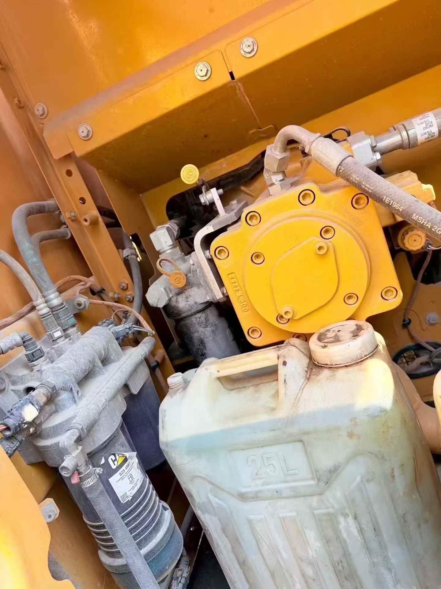 شراء حفارة Caterpillar 323 مستعملة / 3