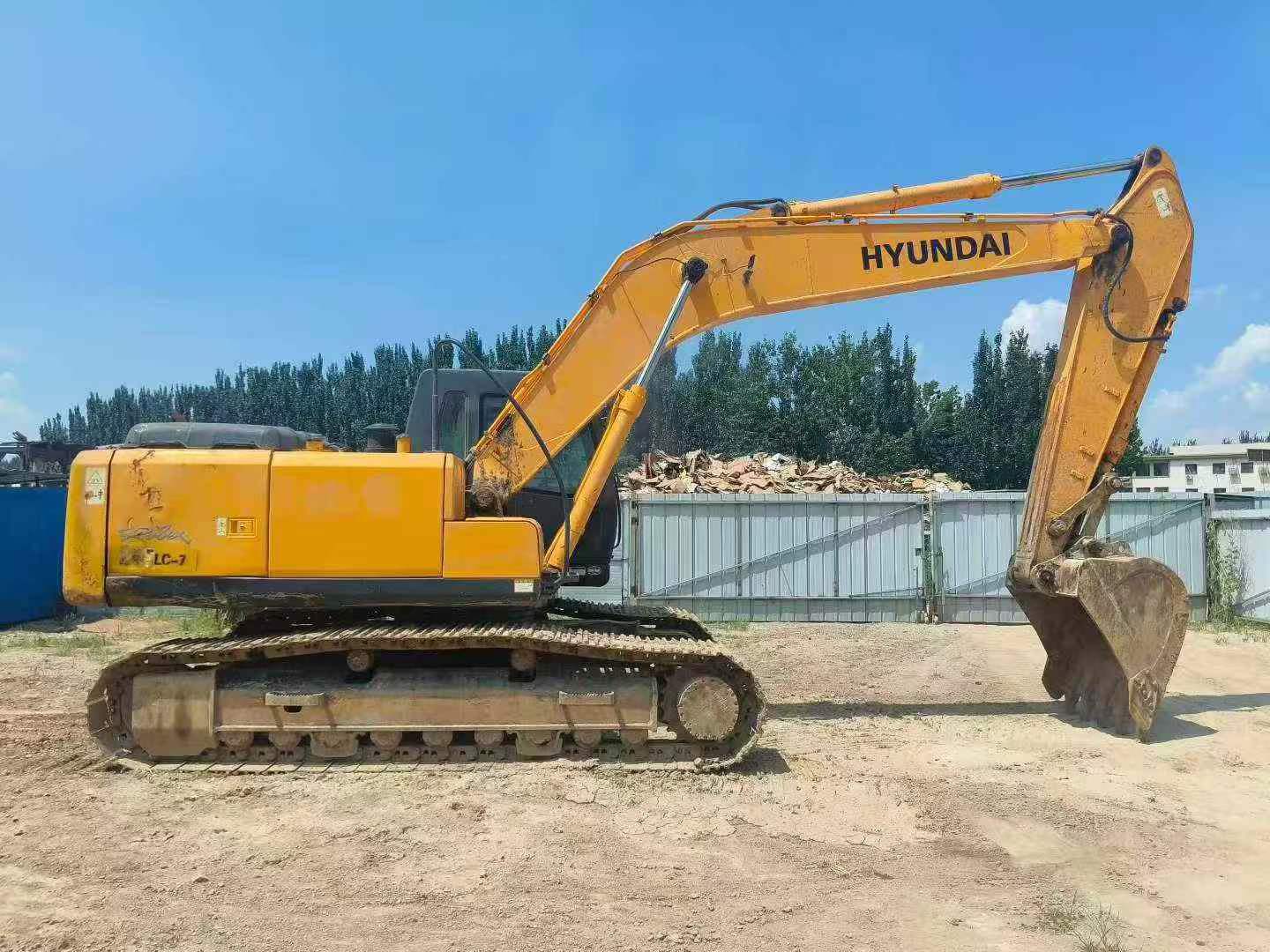 شراء حفارة Hyundai R225-7 مستعملة / 2
