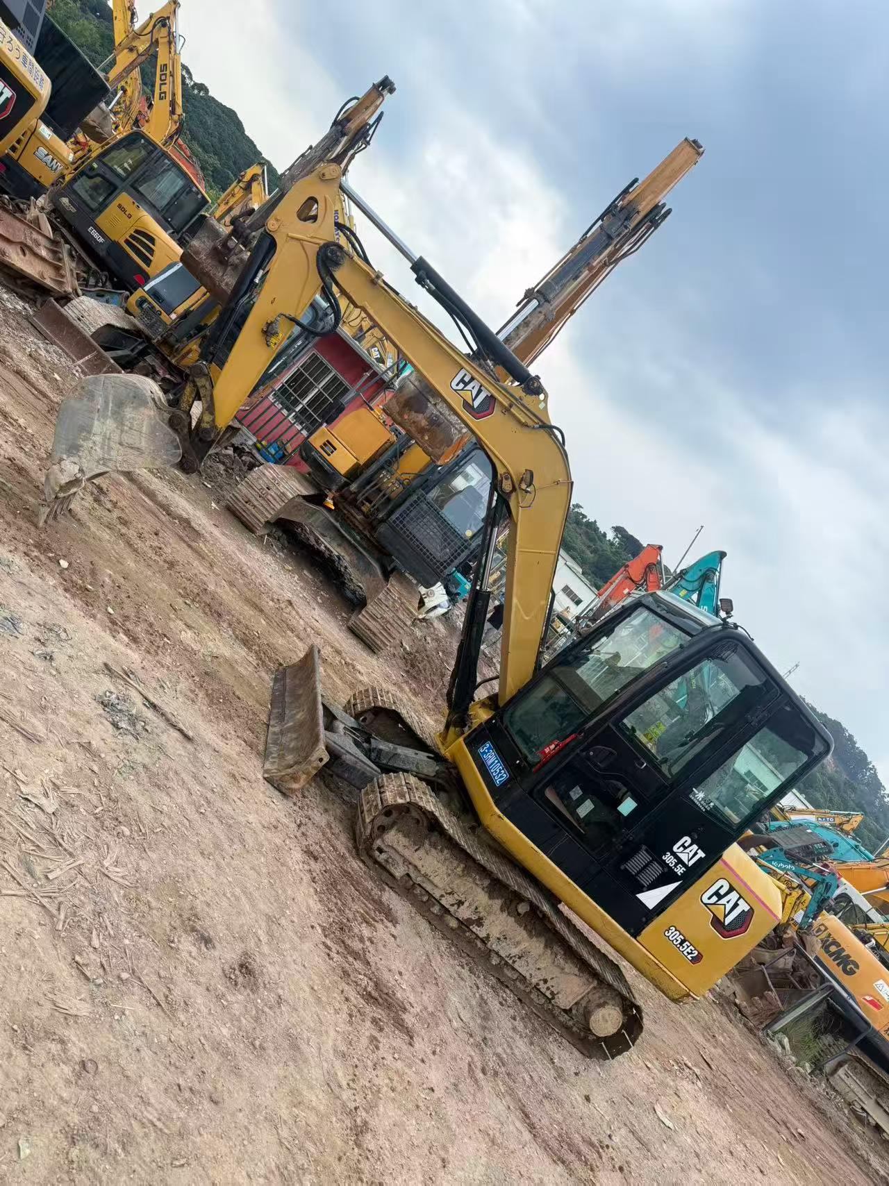 شراء حفارة Caterpillar 305B مستعملة / 3