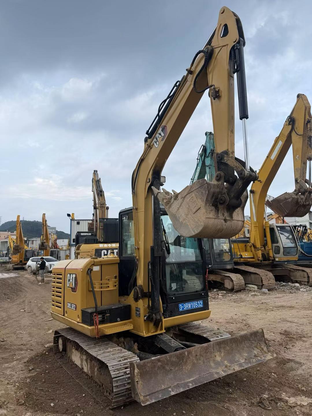 شراء حفارة Caterpillar 305B مستعملة / 2
