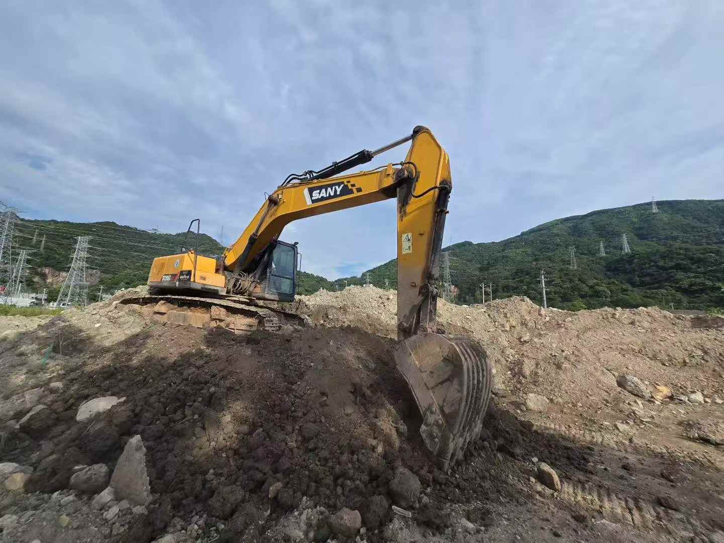 Buy Sany SY205C Used Excavator / 3 Buy Sany SY205C Used Excavator / 3