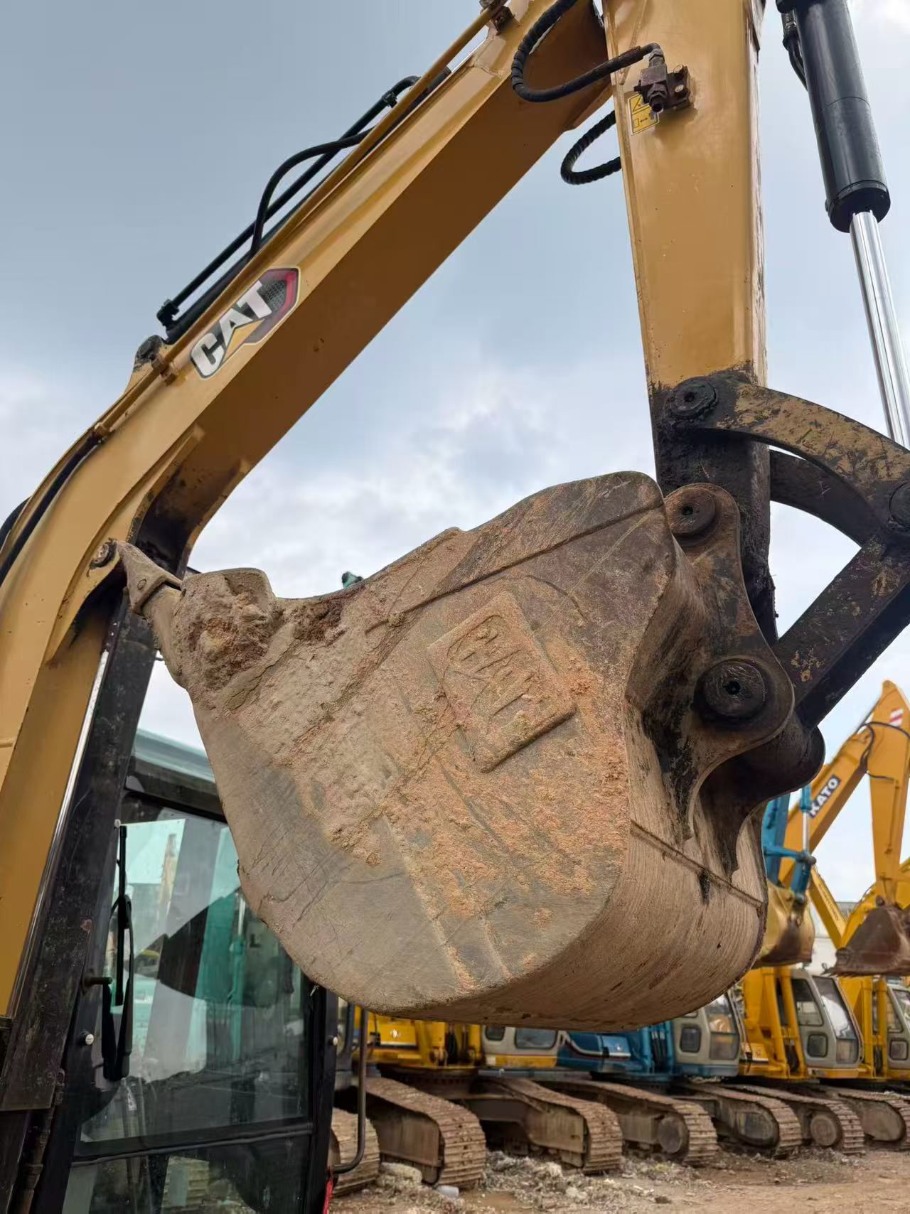 شراء حفارة Caterpillar 305B مستعملة / 4
