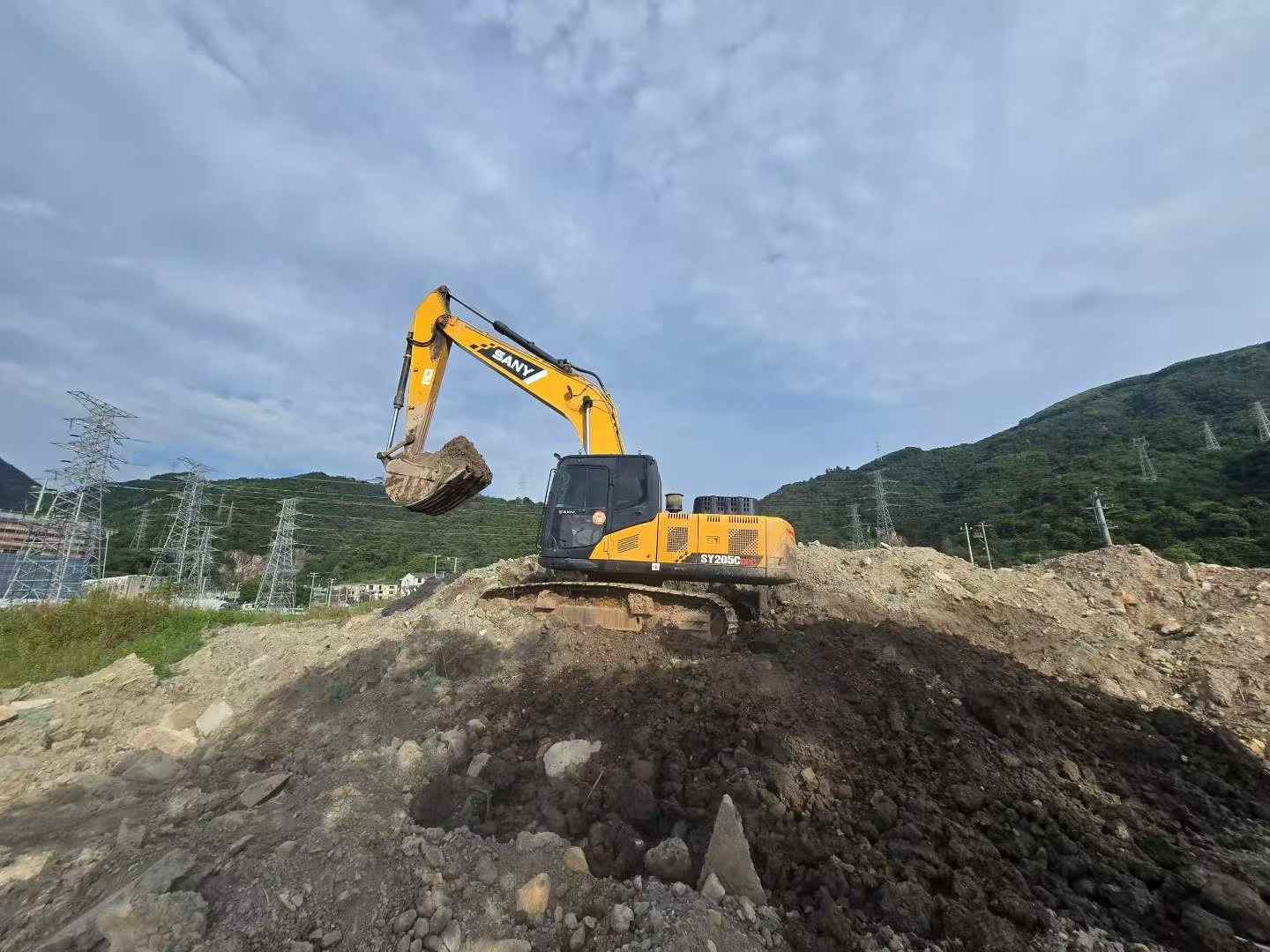 Buy Sany SY205C Used Excavator / 2 Buy Sany SY205C Used Excavator / 2