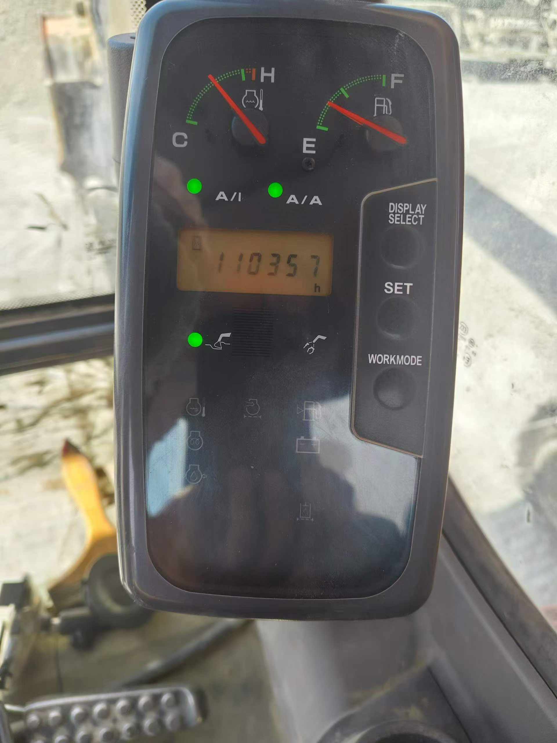 Compre Escavadeira Hitachi ZX240-3G Usada / 5
