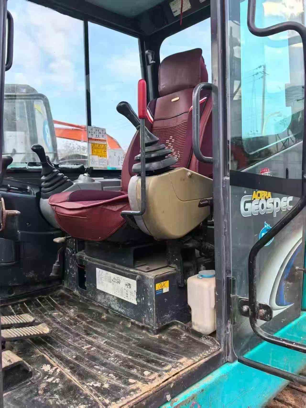 Compre Escavadeira Kobelco SK60 Usada / 6