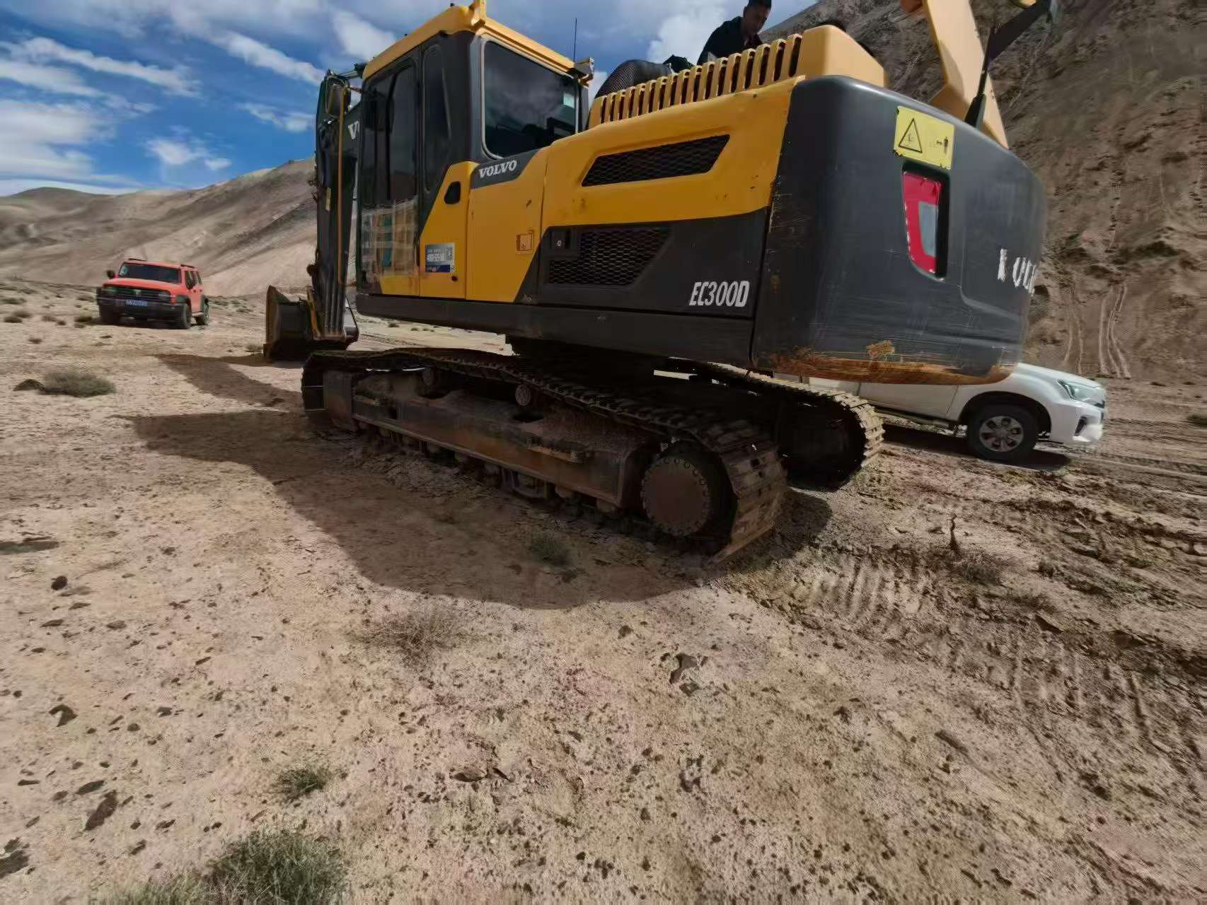 Buy Volvo L250G Used Excavator