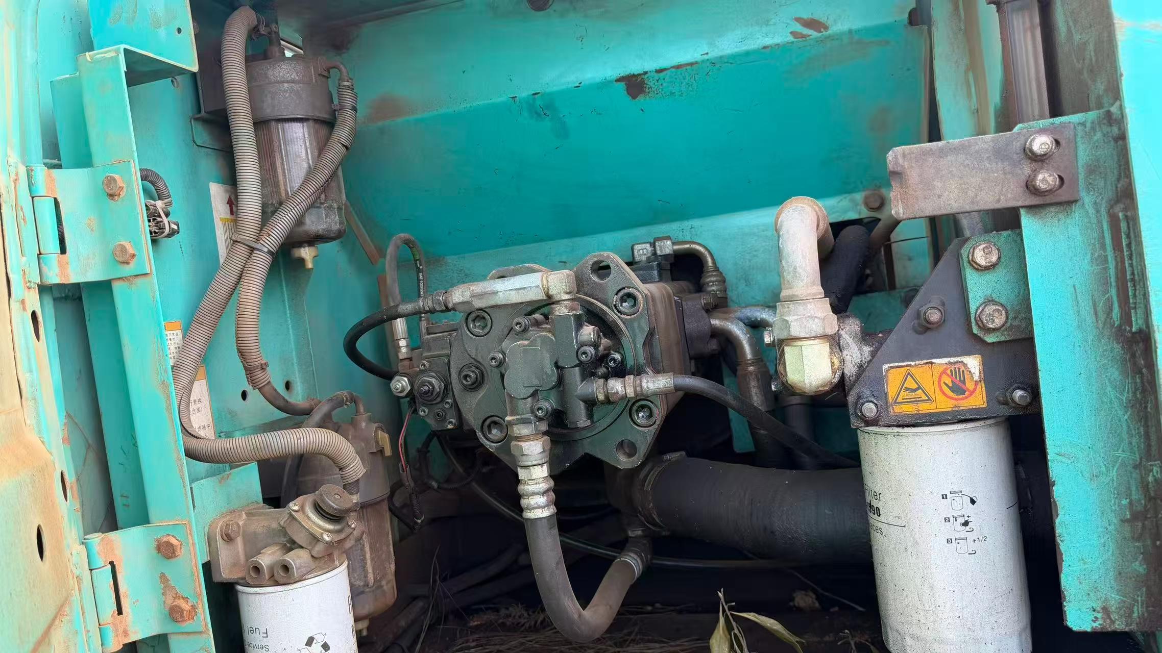 شراء حفارة Kobelco SK210-6 مستعملة / 2