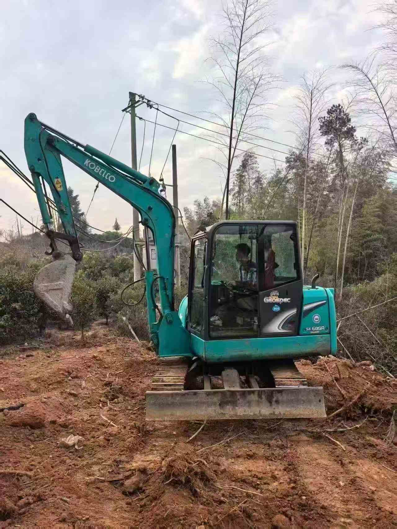 Compre Escavadeira Kobelco SK60 Usada / 8