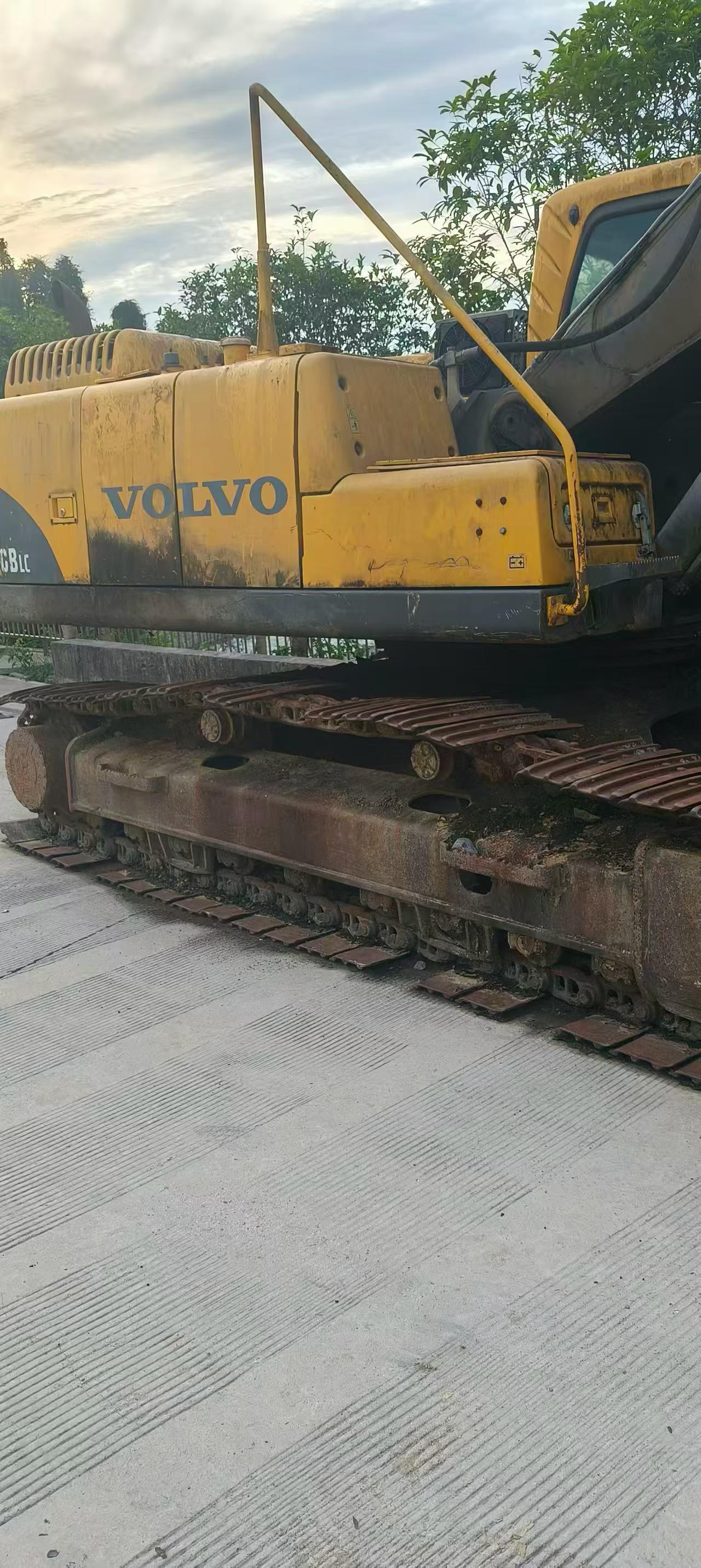 شراء حفارة Volvo EC240 مستعملة / 3