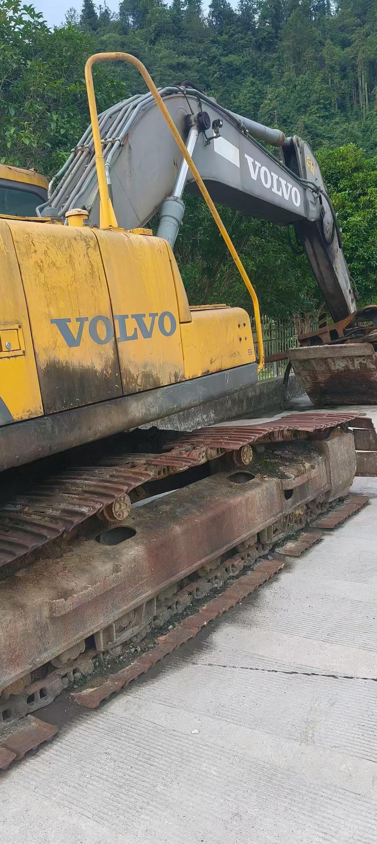 شراء حفارة Volvo EC240 مستعملة / 5