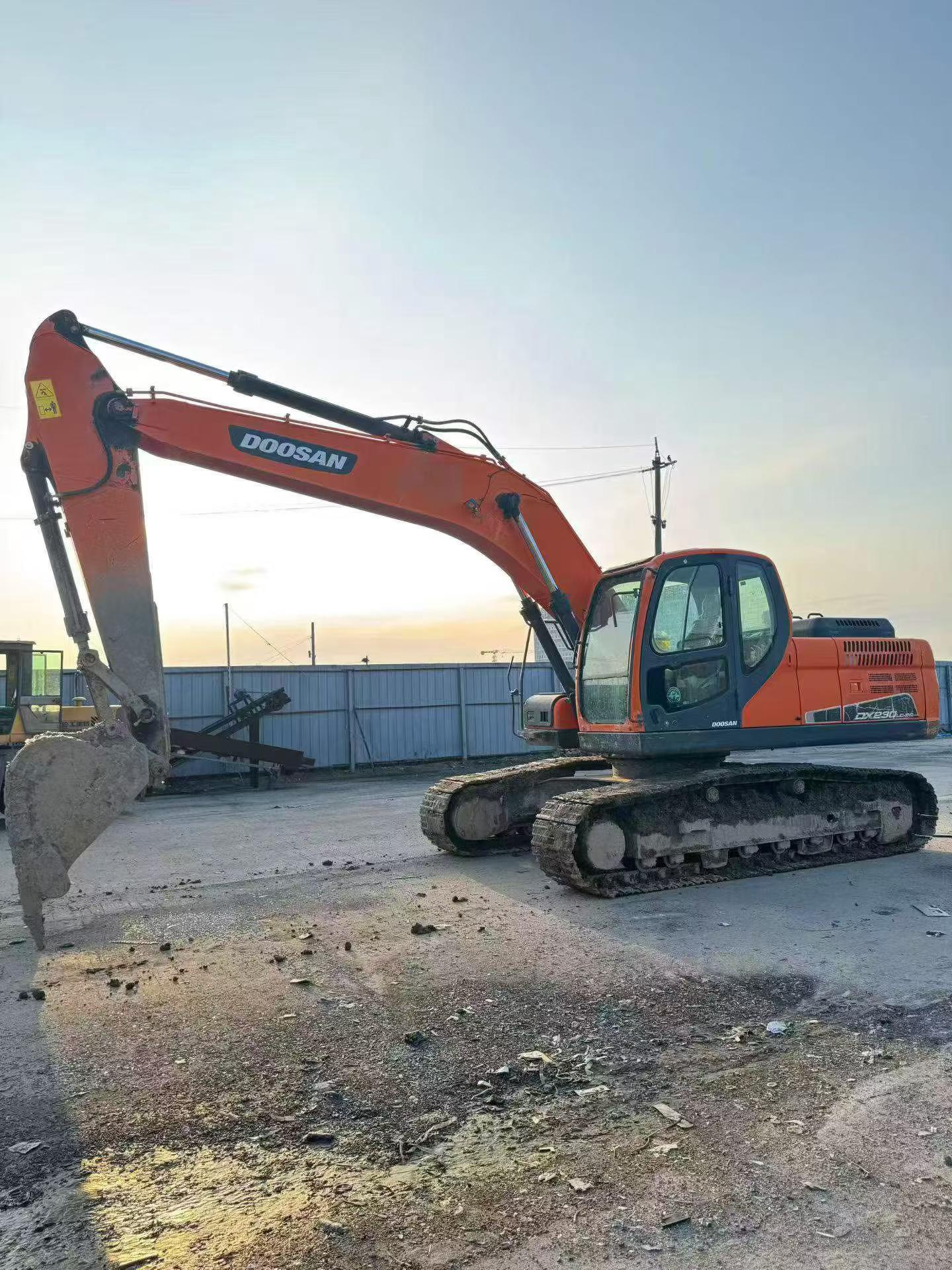 Купить Подержанный Экскаватор Doosan DH220-3 / 8 Купить Подержанный Экскаватор Doosan DH220-3 / 8