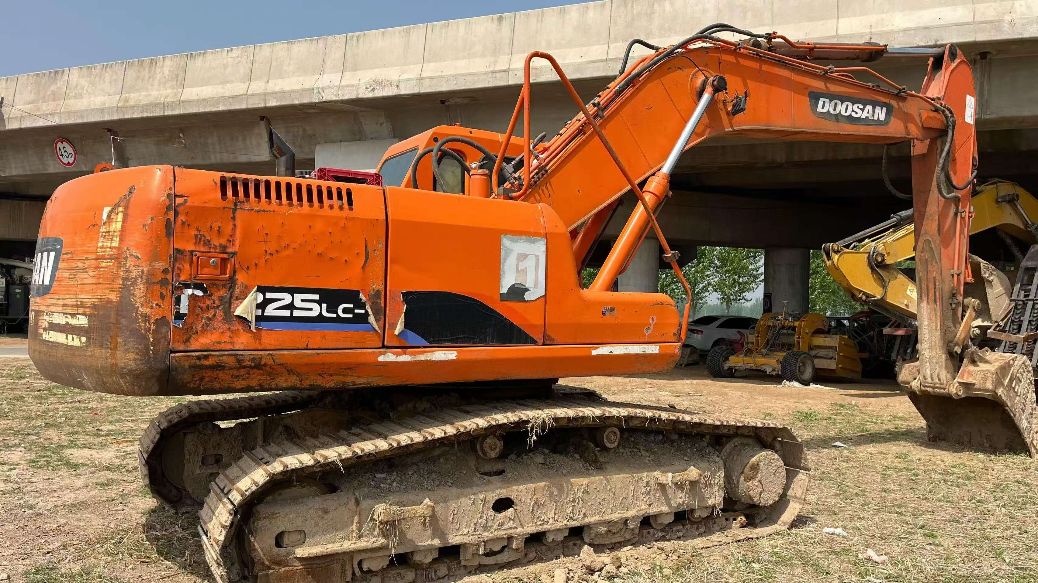 Compre Escavadeira Doosan DH215-7 Usada / 2 Compre Escavadeira Doosan DH215-7 Usada / 2
