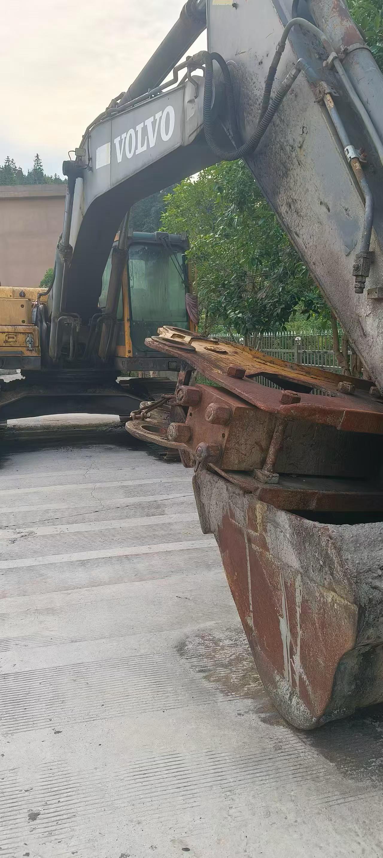شراء حفارة Volvo EC240 مستعملة / 4