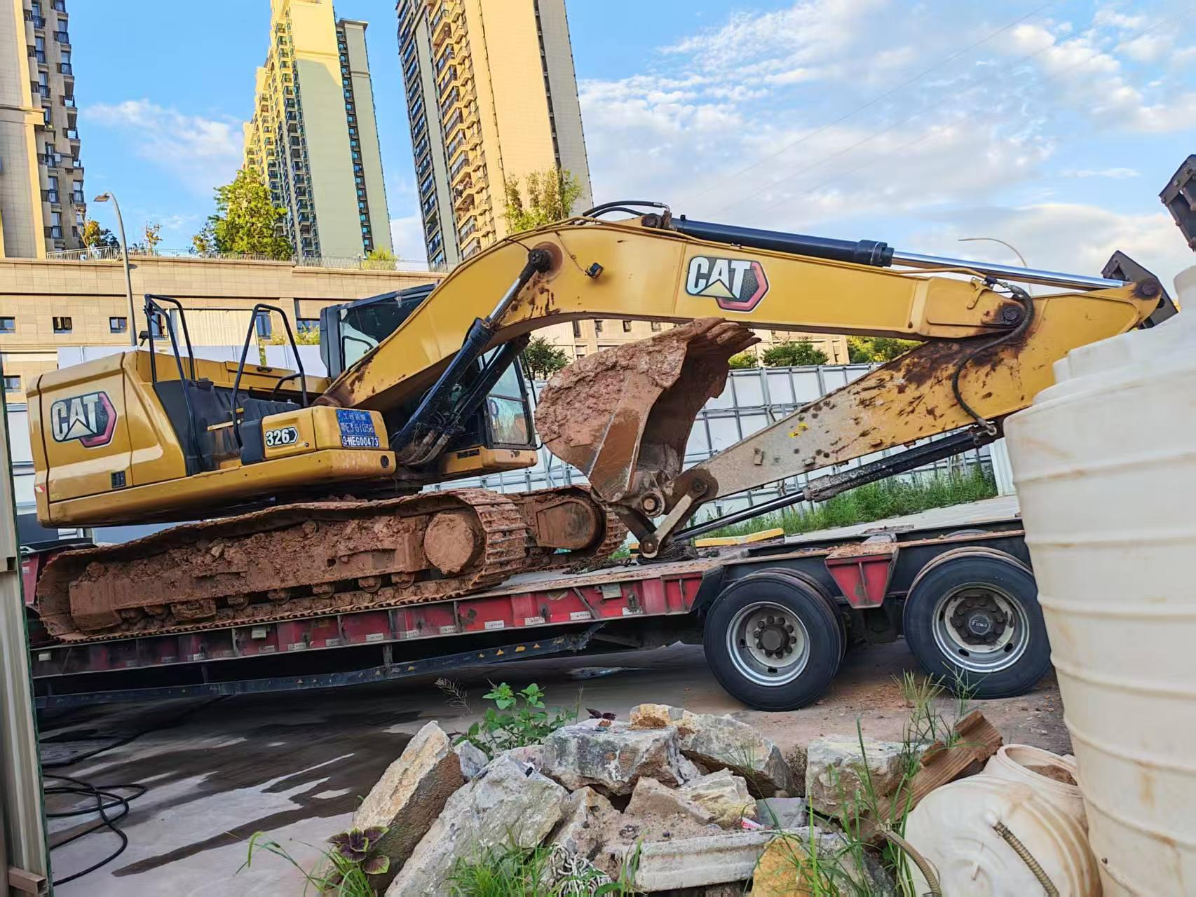 شراء حفارة Caterpillar 323 مستعملة / 2