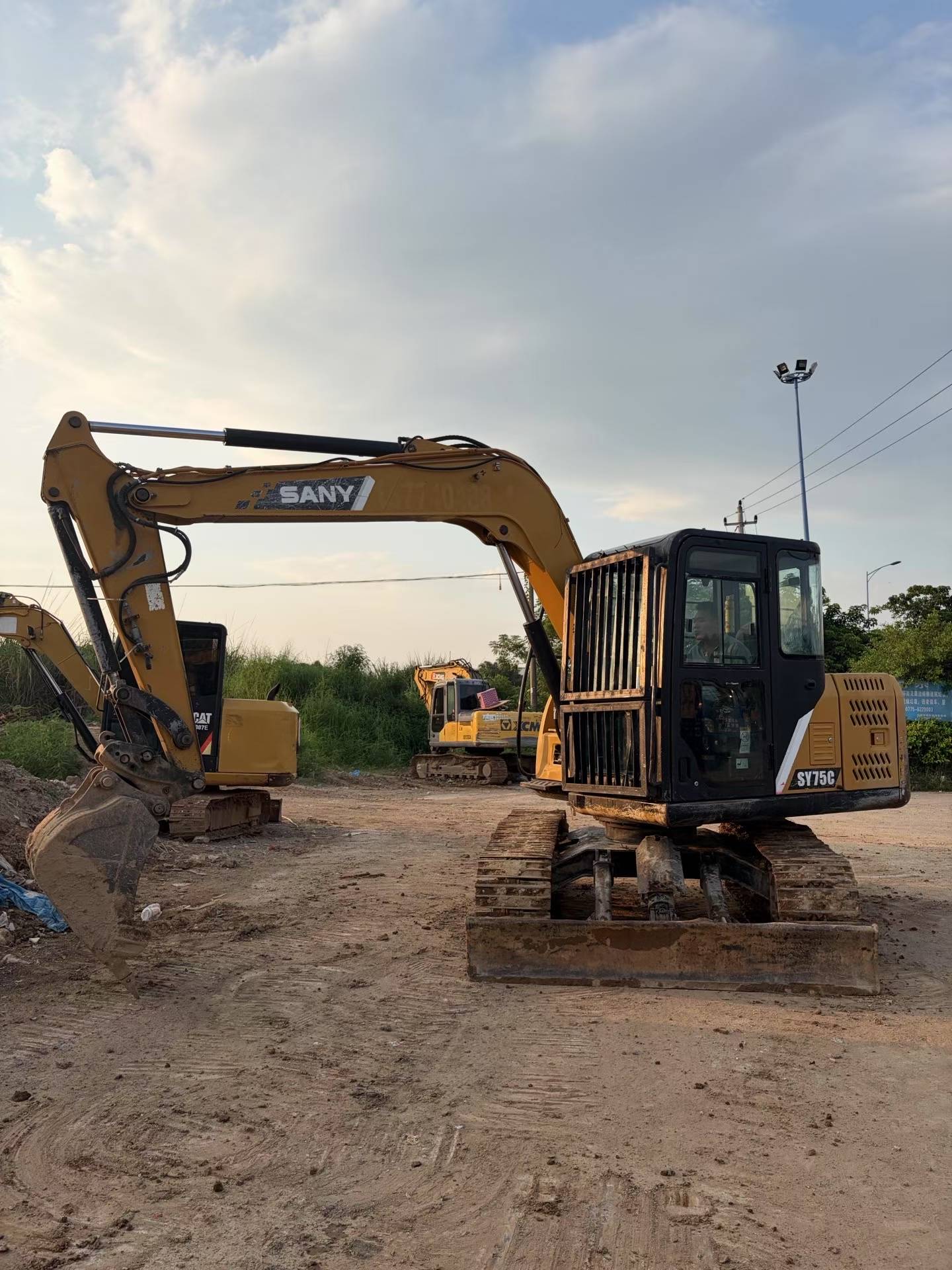 Compre Escavadeira Sany SY75 Usada / 5