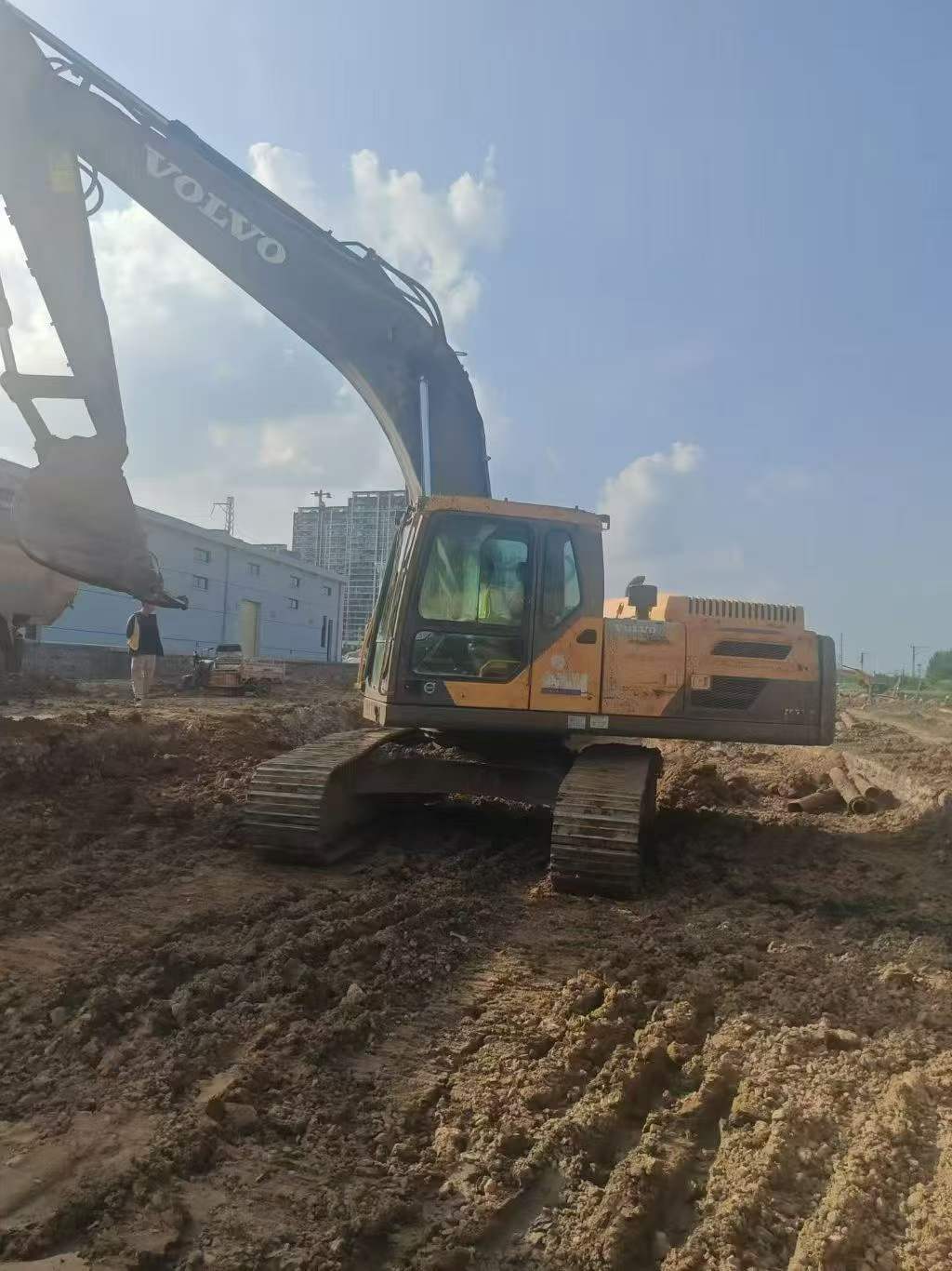 Buy Volvo L250G Used Excavator / 3
