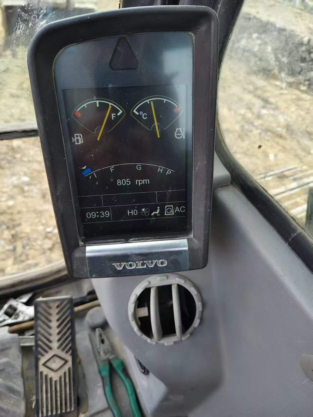 Buy Volvo L250G Used Excavator / 8