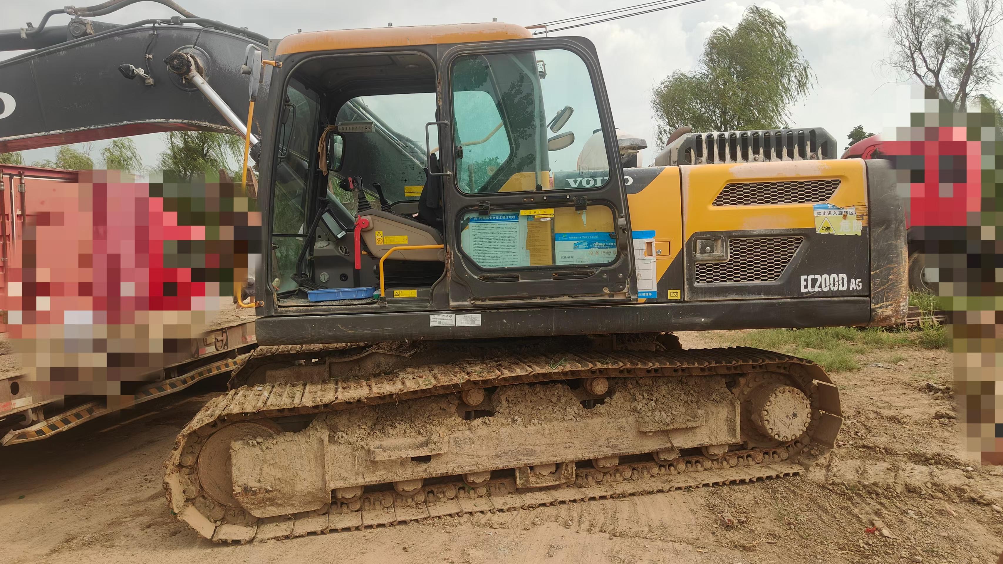 شراء حفارة Volvo EC200 مستعملة / 2