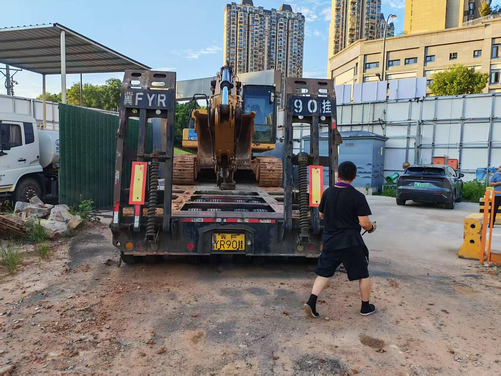 شراء حفارة Caterpillar 323 مستعملة / 5