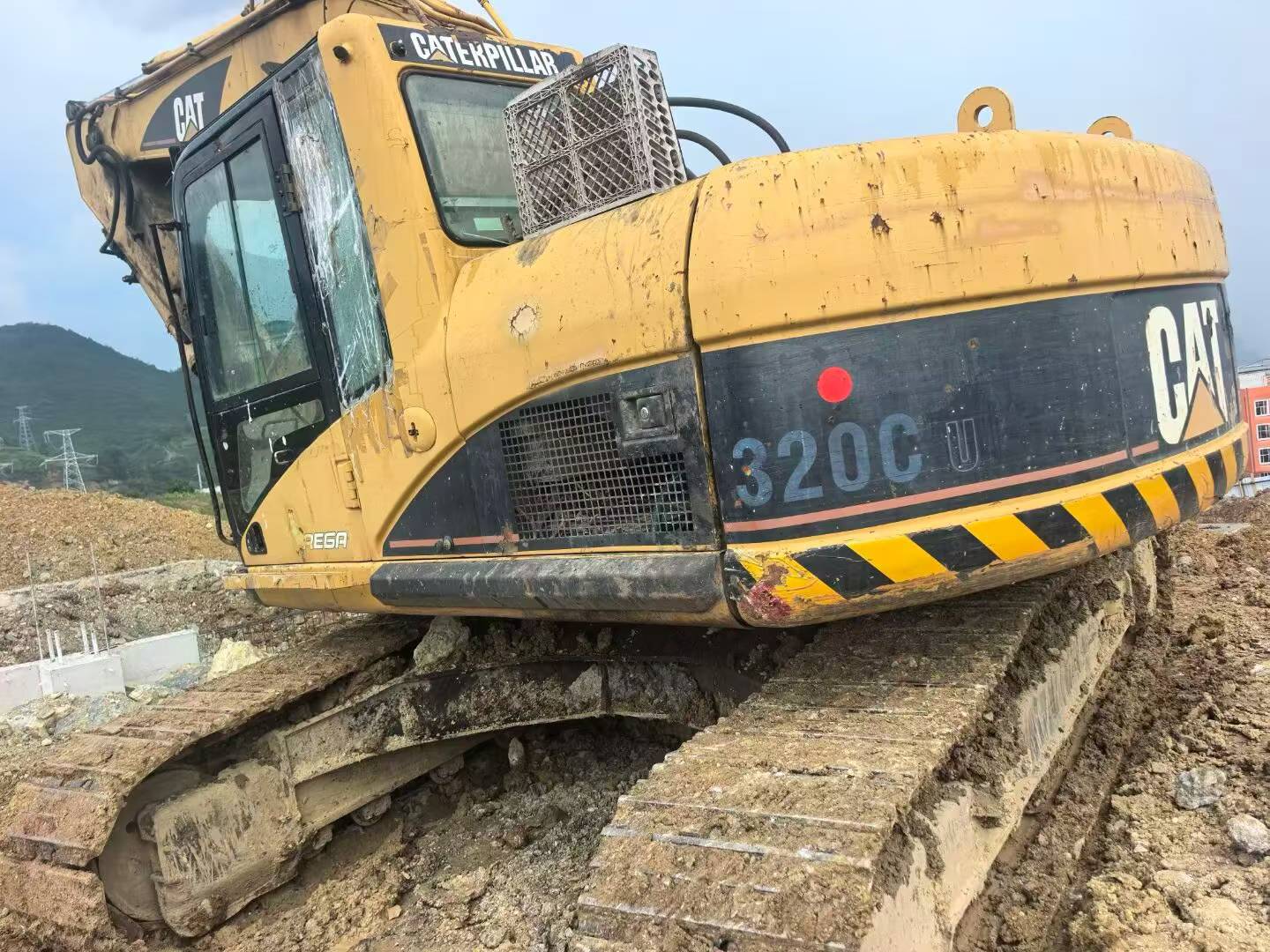 Compre Escavadeira Caterpillar 320CU Usada / 2 Compre Escavadeira Caterpillar 320CU Usada / 2