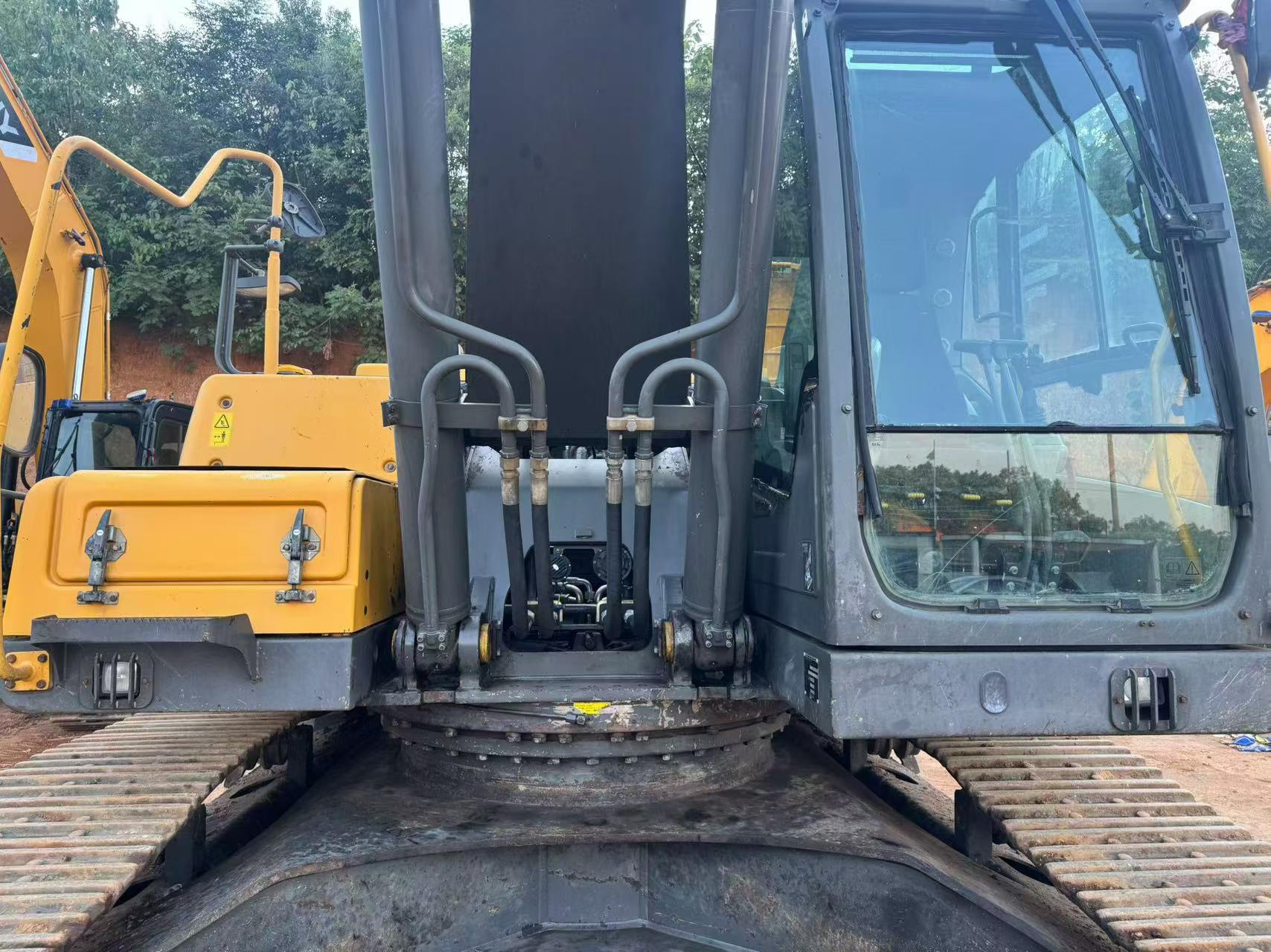 شراء حفارة Volvo EC300D مستعملة / 2