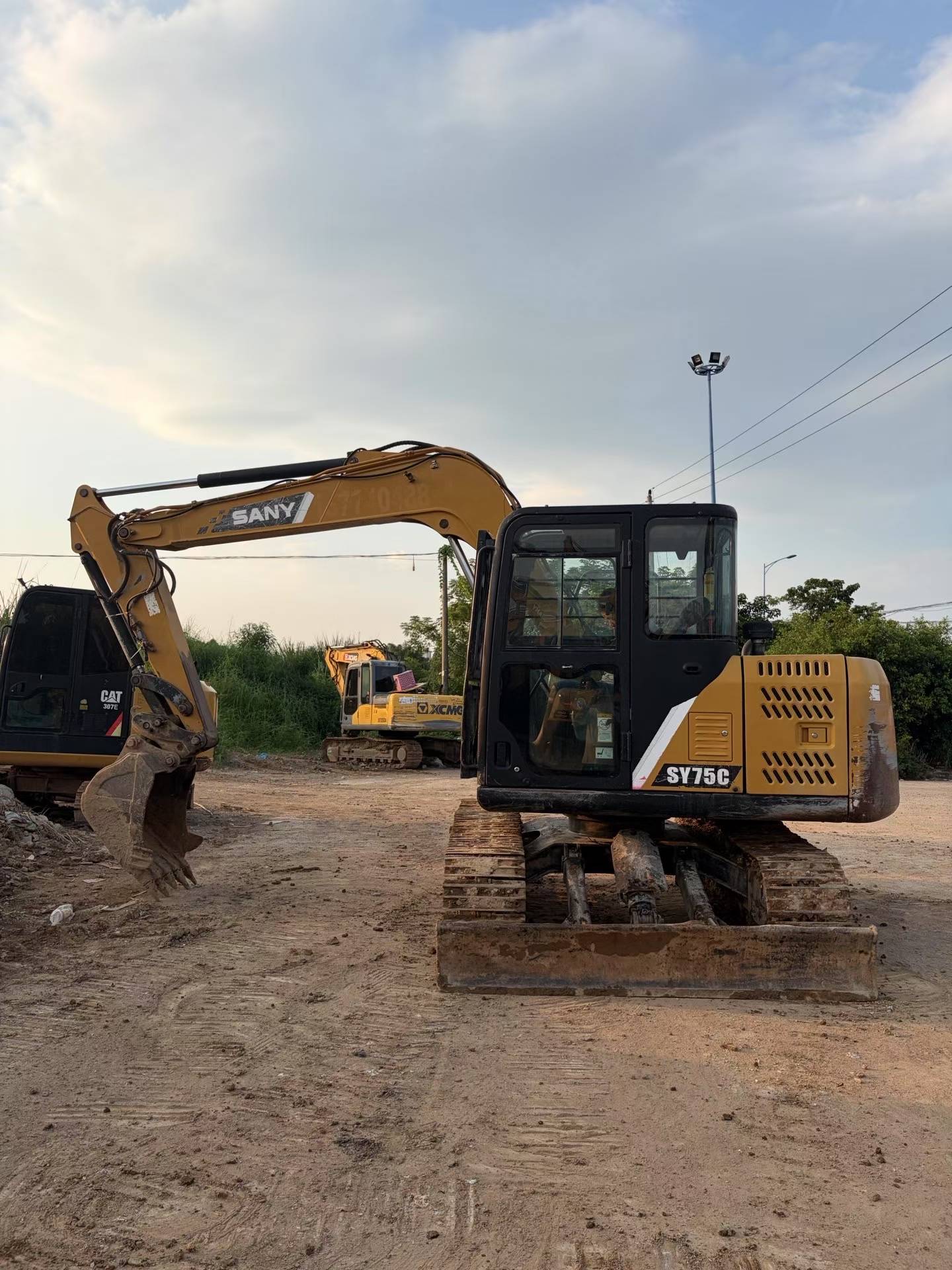 Compre Escavadeira Sany SY75 Usada / 4