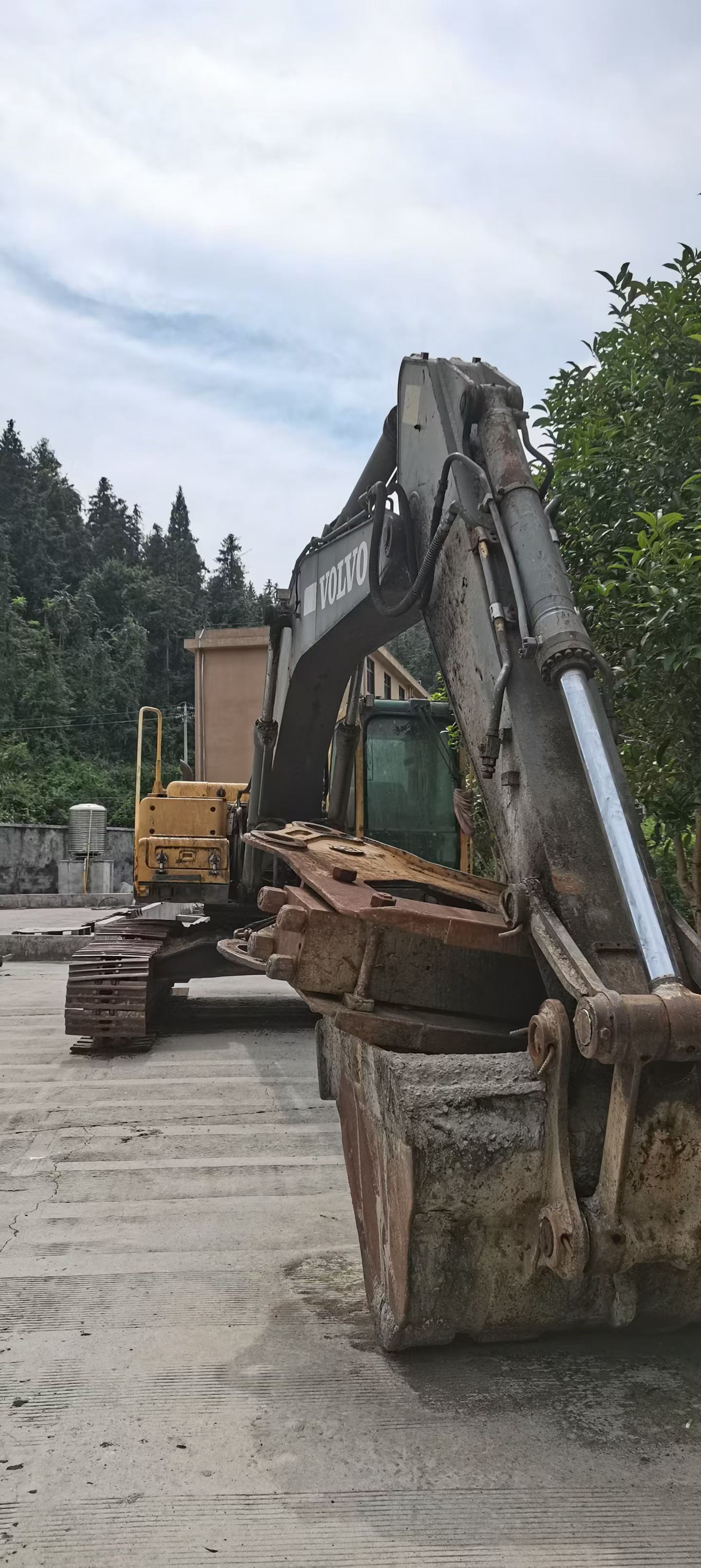 شراء حفارة Volvo EC240 مستعملة / 2
