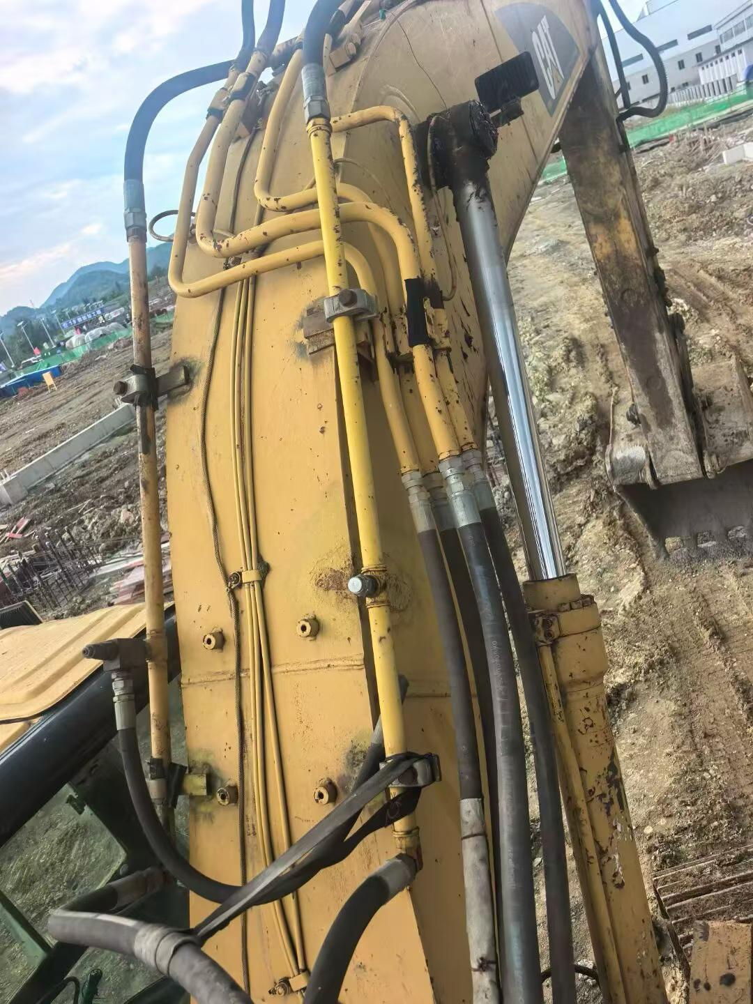 Compre Escavadeira Caterpillar 320CU Usada / 3 Compre Escavadeira Caterpillar 320CU Usada / 3