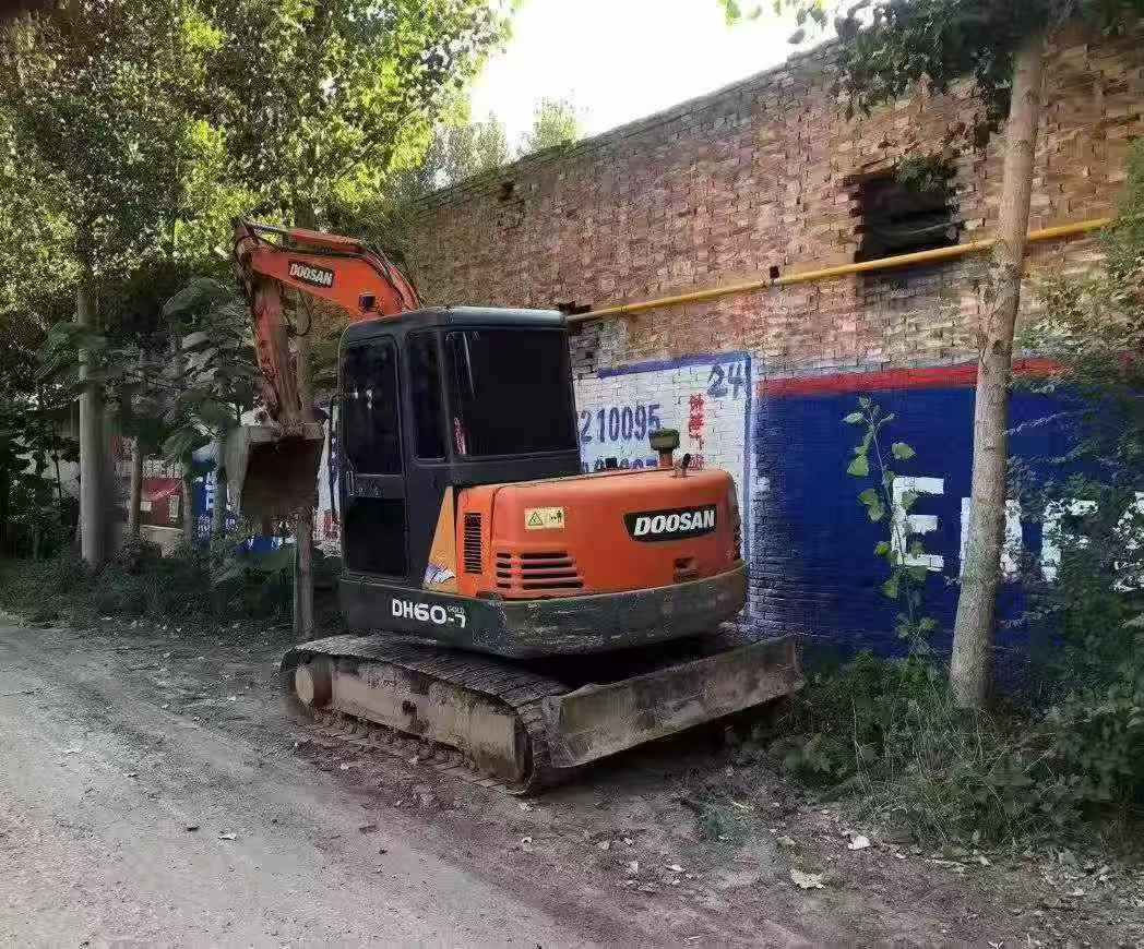 Compre Escavadeira Doosan DH55 Usada / 2 Compre Escavadeira Doosan DH55 Usada / 2