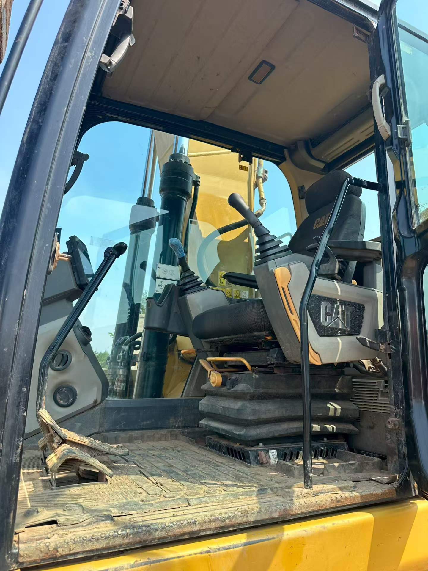 Compre Excavadora Caterpillar 320GC Usada / 9