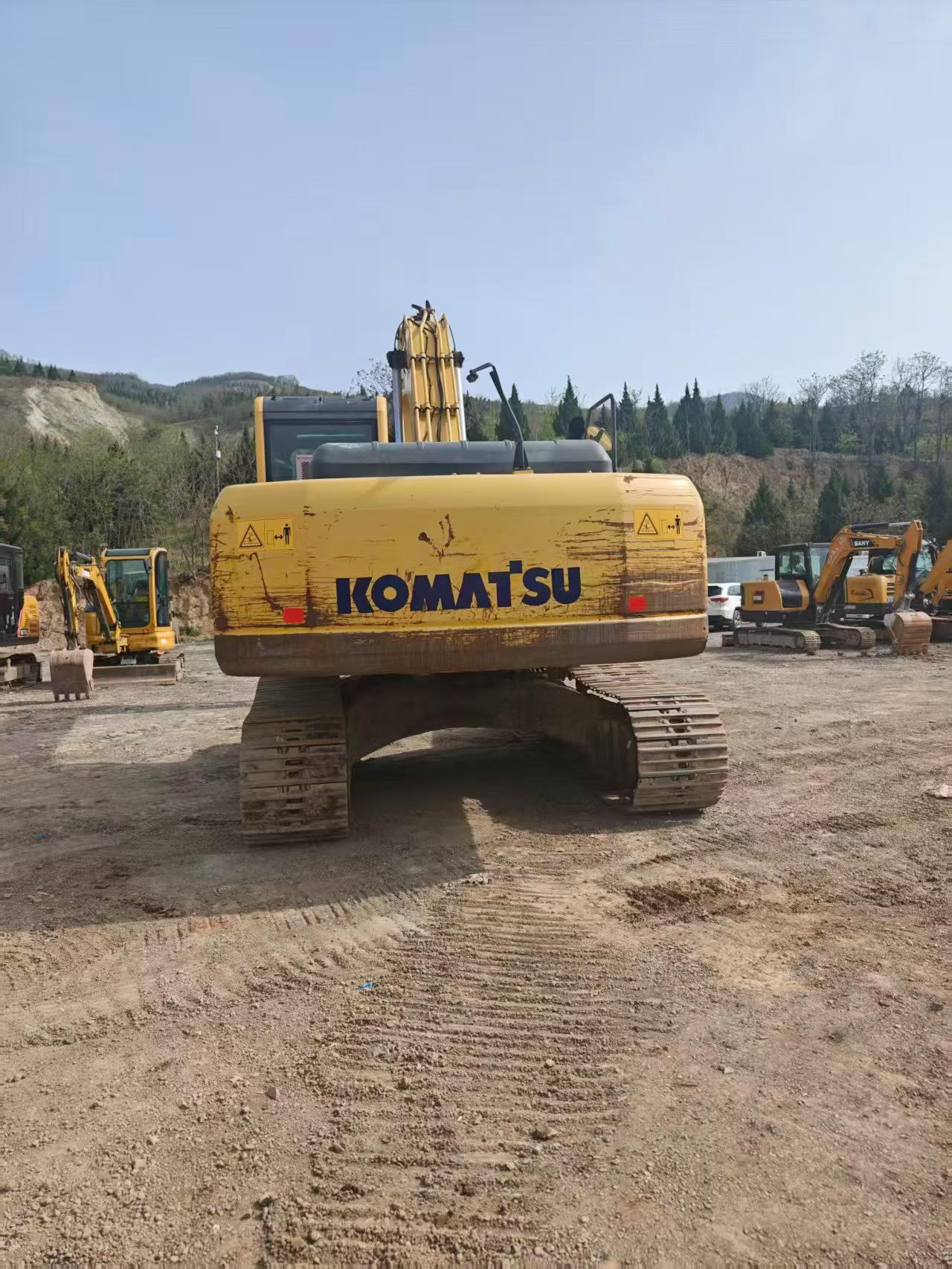 Купить Подержанный Экскаватор Komatsu PC220 / 2 Купить Подержанный Экскаватор Komatsu PC220 / 2