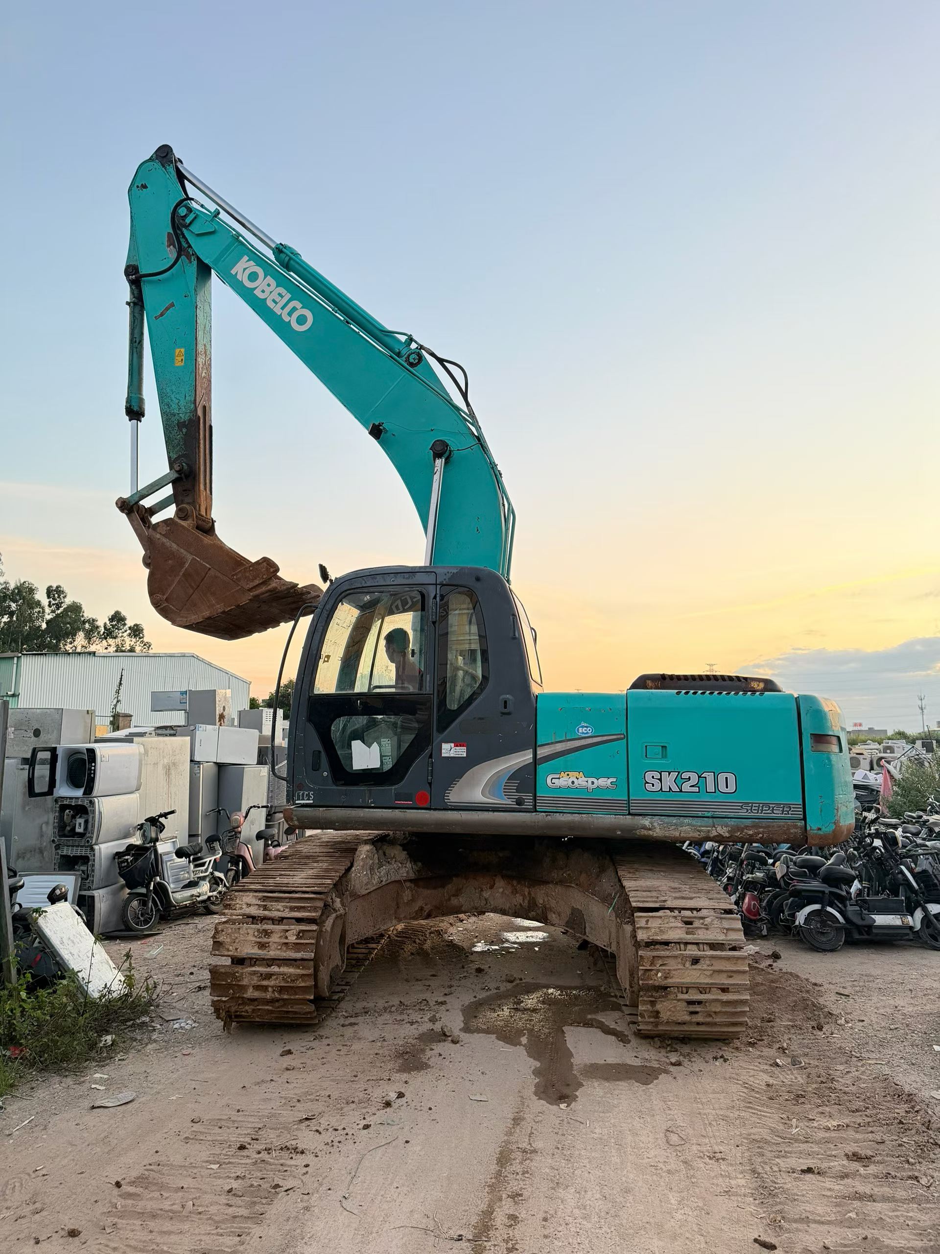شراء حفارة Kobelco SK210-6 مستعملة / 3