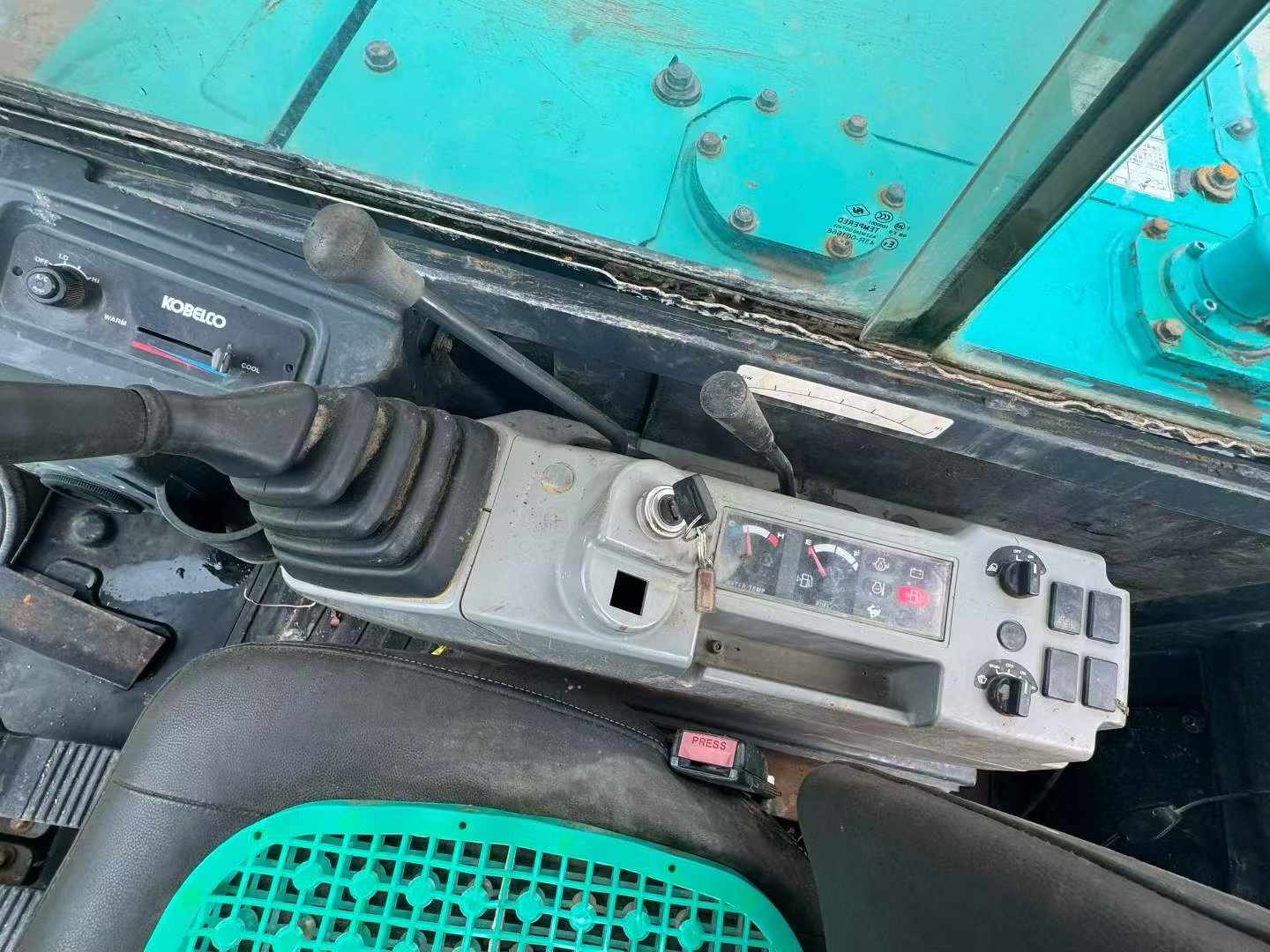 Compre Escavadeira Kobelco SK60 Usada / 9