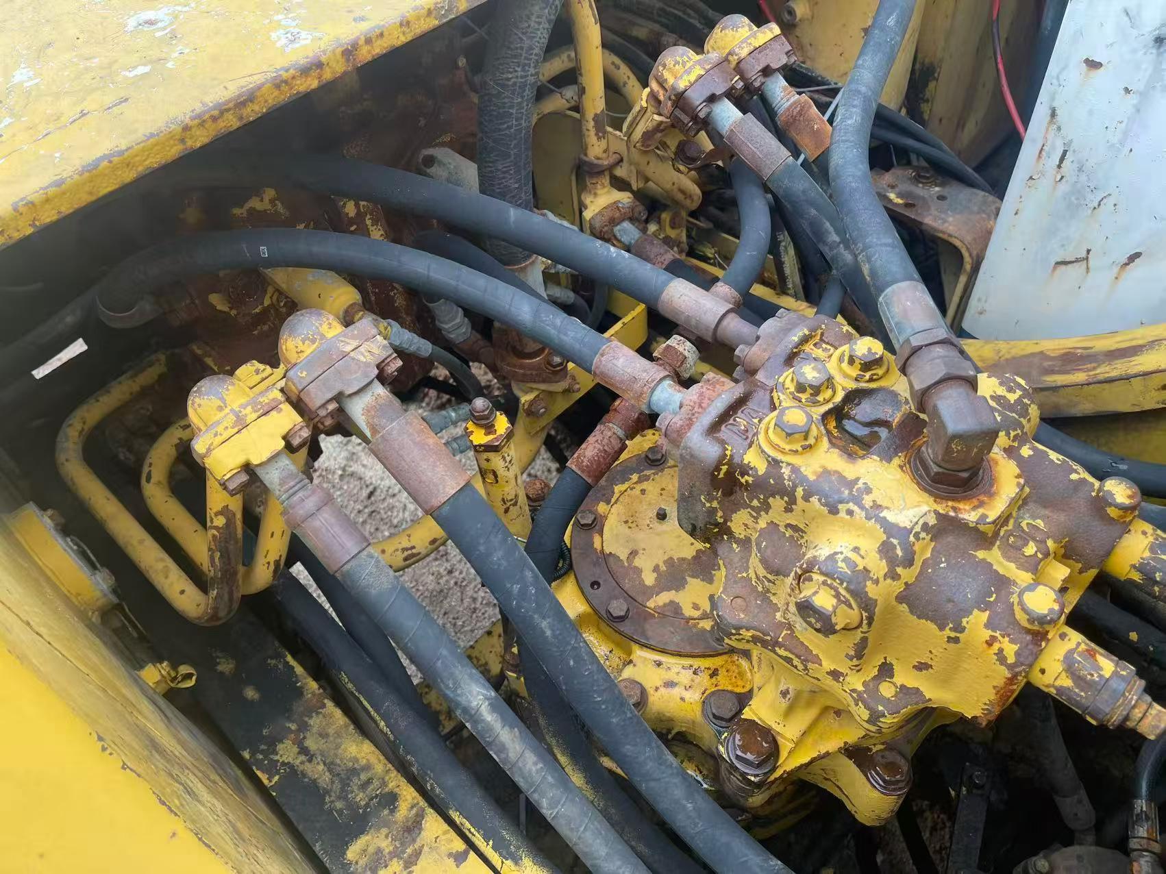 Compre Excavadora Komatsu PC200-5 Usada / 2 Compre Excavadora Komatsu PC200-5 Usada / 2